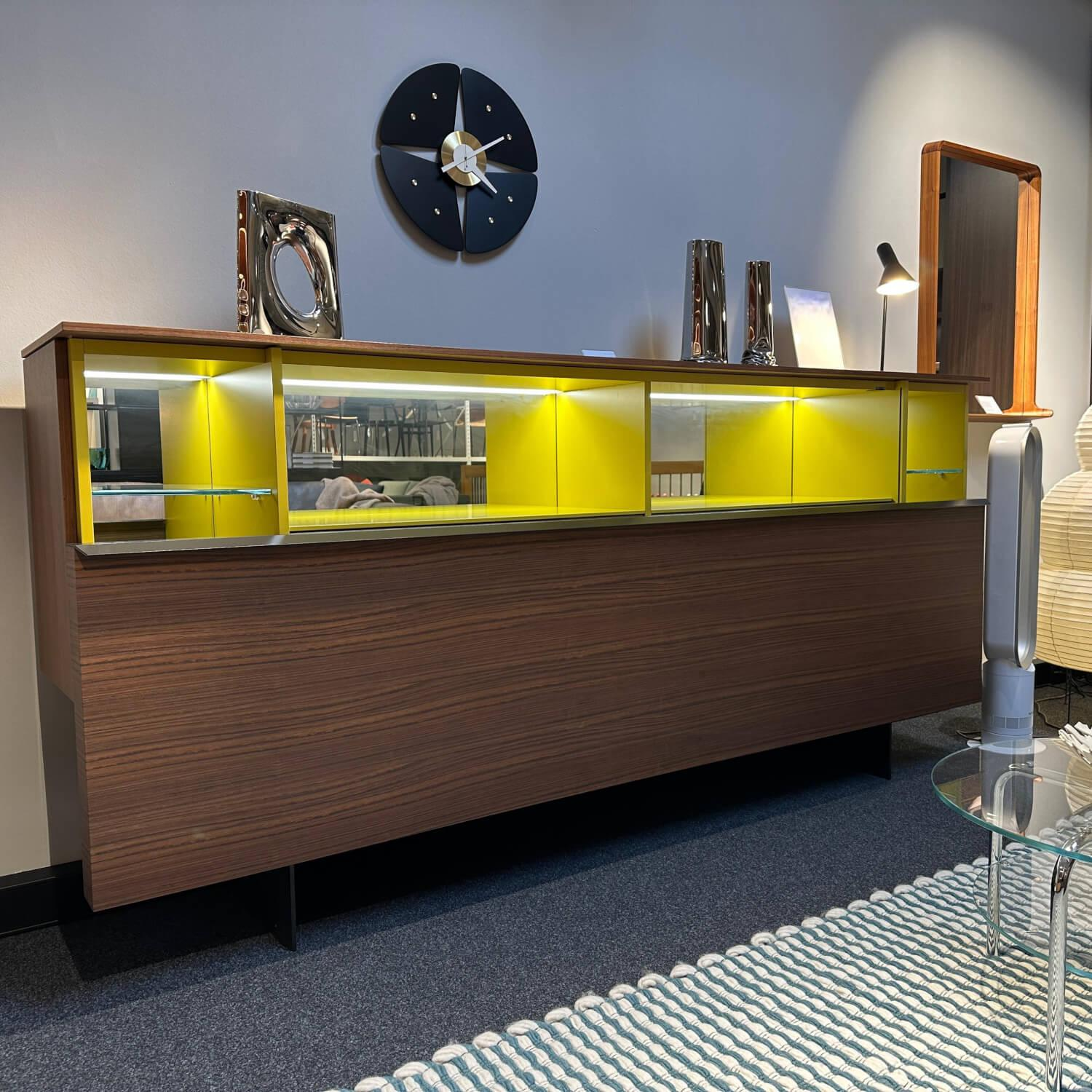 Porro - Gallery Low Cupboard Außen Holzfarbe Mongoi Innen Giallo Mustard Gelb Rückwand Spiegel Mit Beleuchtung - 5