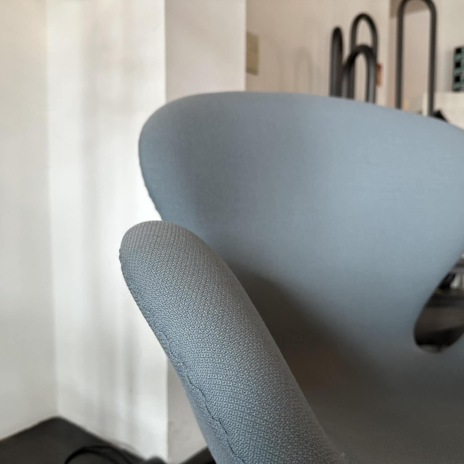 Fritz Hansen - Sessel Der Schwan Stoff Kvadrat Cava 932 Blau Gestell Satingebürstetes Aluminium - 2