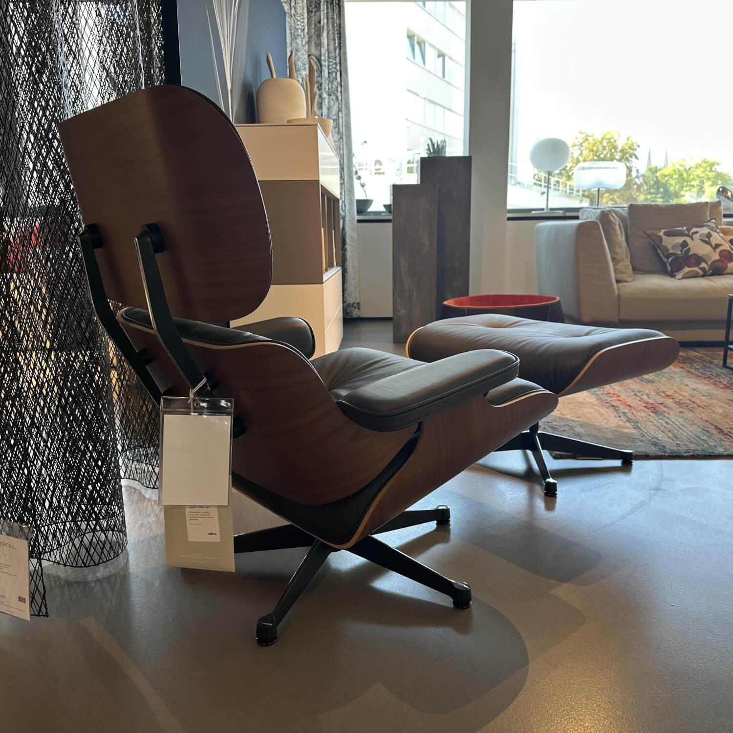 Vitra - Sessel Lounge Chair Leder Premium Braun Schale Nussbaum Schwarz Pigmentiert Gestell Schwarz Poliert Mit Hocker - 5