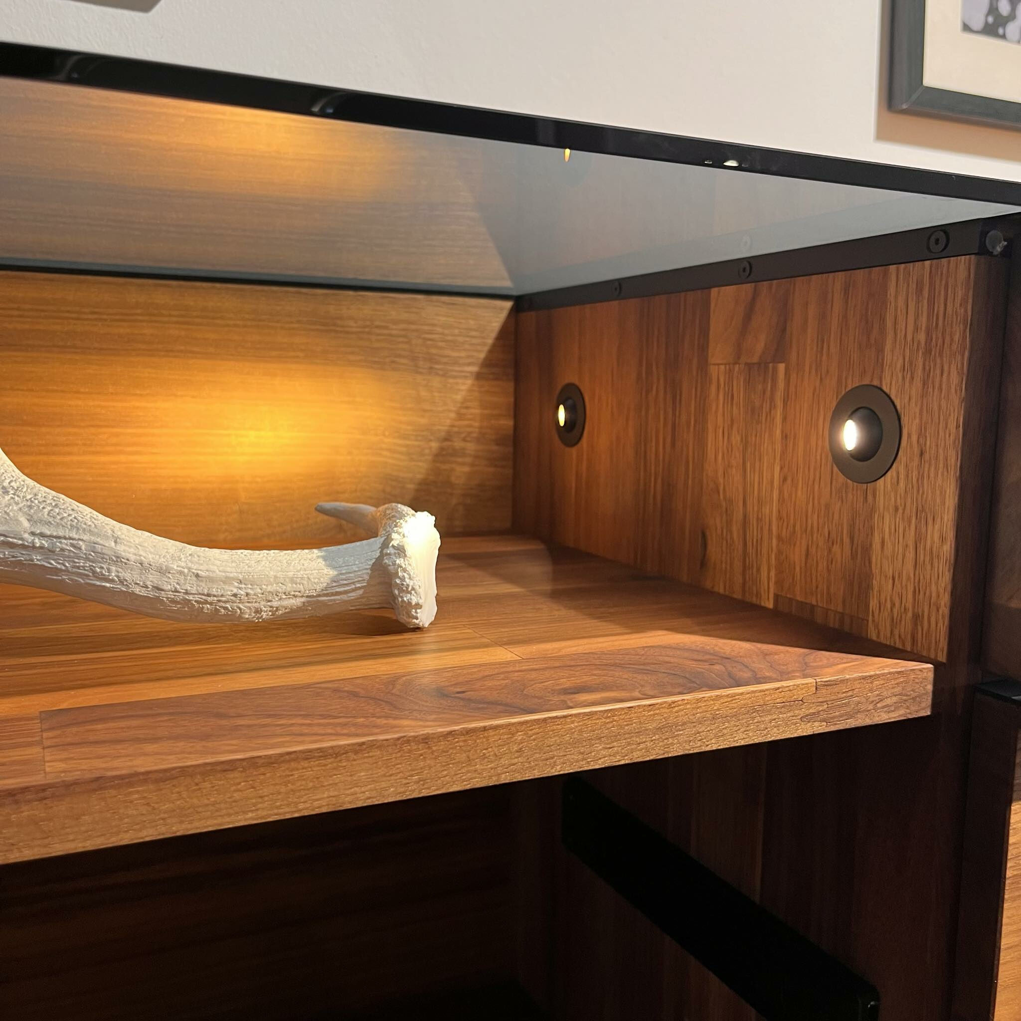 Wimmer - Hänge-Sideboard Wildau Nussbaum Natur Rustikal Frontabsetzung Keramik Iron Grau  - 5