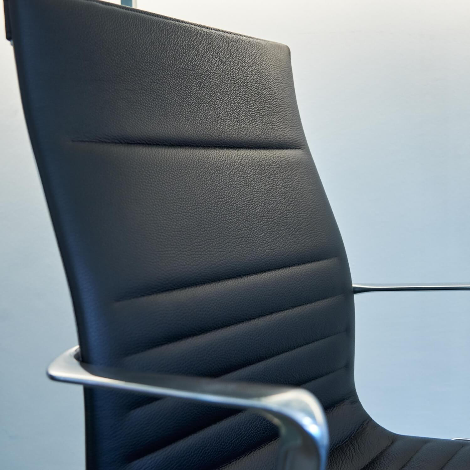 Bürostuhl Una Management Hoher Rücken Bezug Leder 901 Schwarz Gestell Aluminium Poliert 5 Stern Fuß Auf Rollen