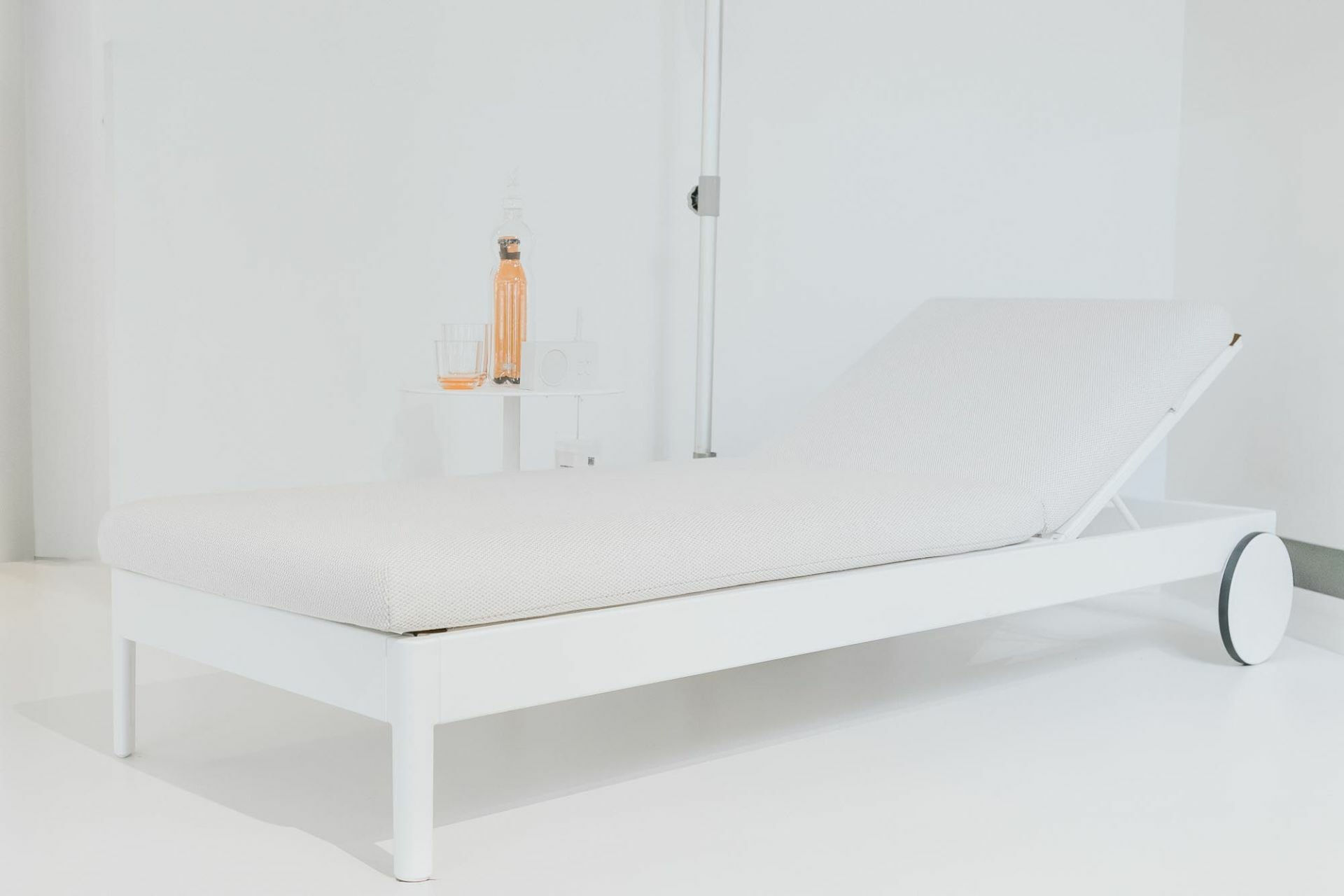 Fast - Liege Solaris Stoff Lopi Marble Range 3 Weiß Bespannung Batyline Milk Weiß Gestell Aluminium Weiß Lackiert Mit Rädern - 5