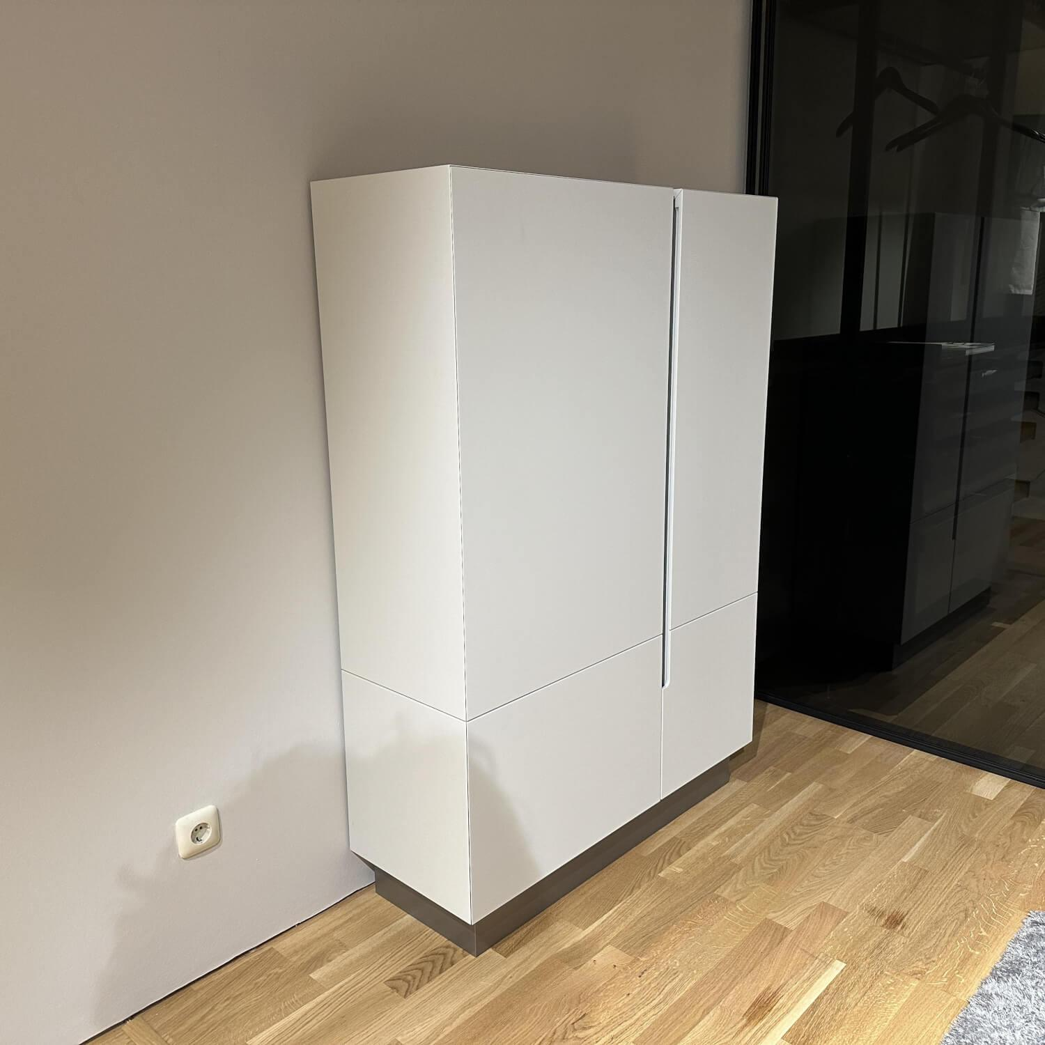 Christine Kröncke - Schrank Smartoffice GAP 100 Lack Matt Pearl Creme Sockel Effektlack Titan Grau - 8