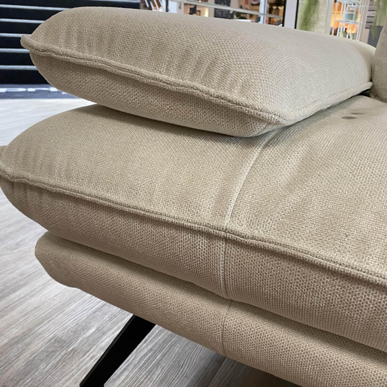 Hukla - Ecksofa Henner Stoff Cyber Cyber Natur Grau Beige Creme Gestell Und Füße Edelstahl Lackiert Schwarz Mit Elektrischer Fußablage Inklusive Hocker Und 4 Kissen - 4