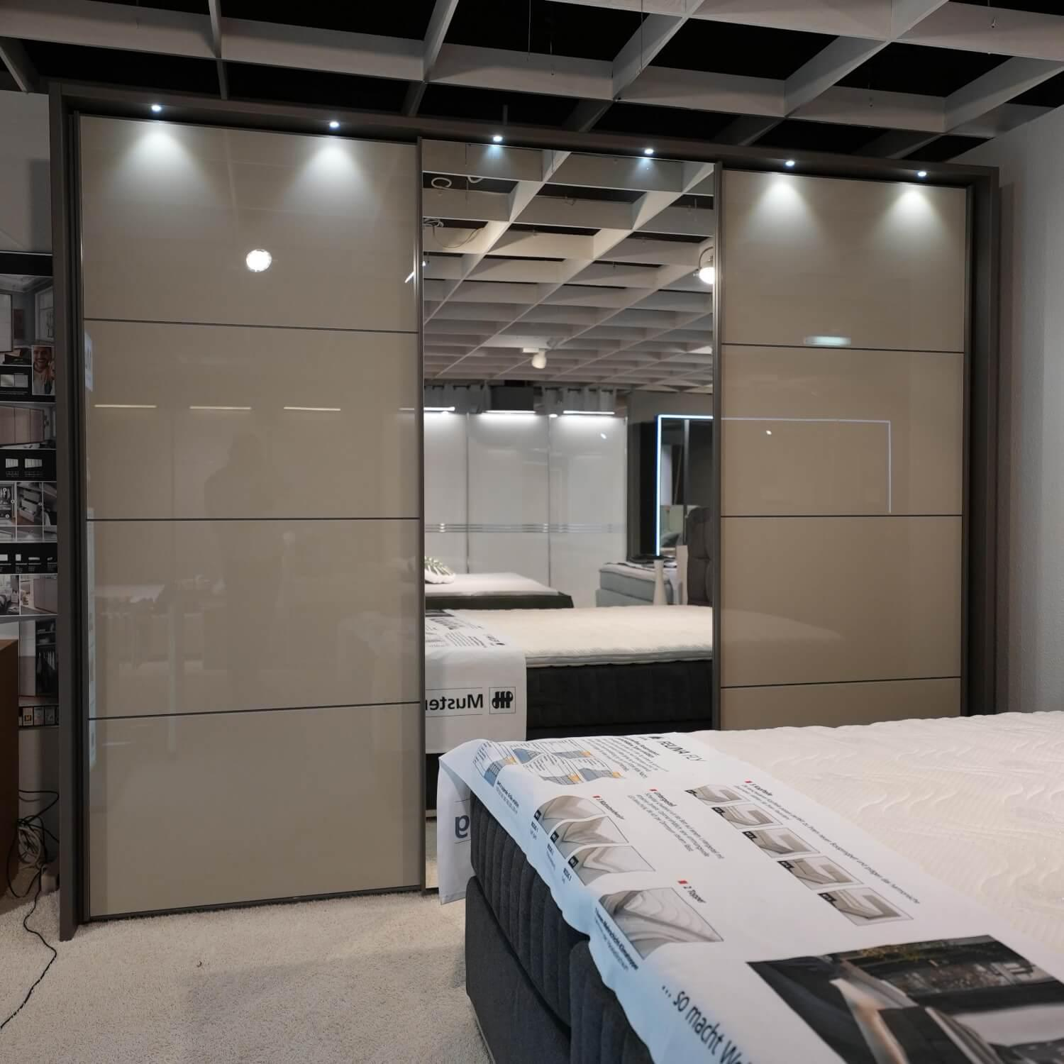 Wiemann - Kleiderschrank KOS 120 Front Glas Kieselgrau Korpus Havan Grau Mitteltür Kristallspiegel - 6