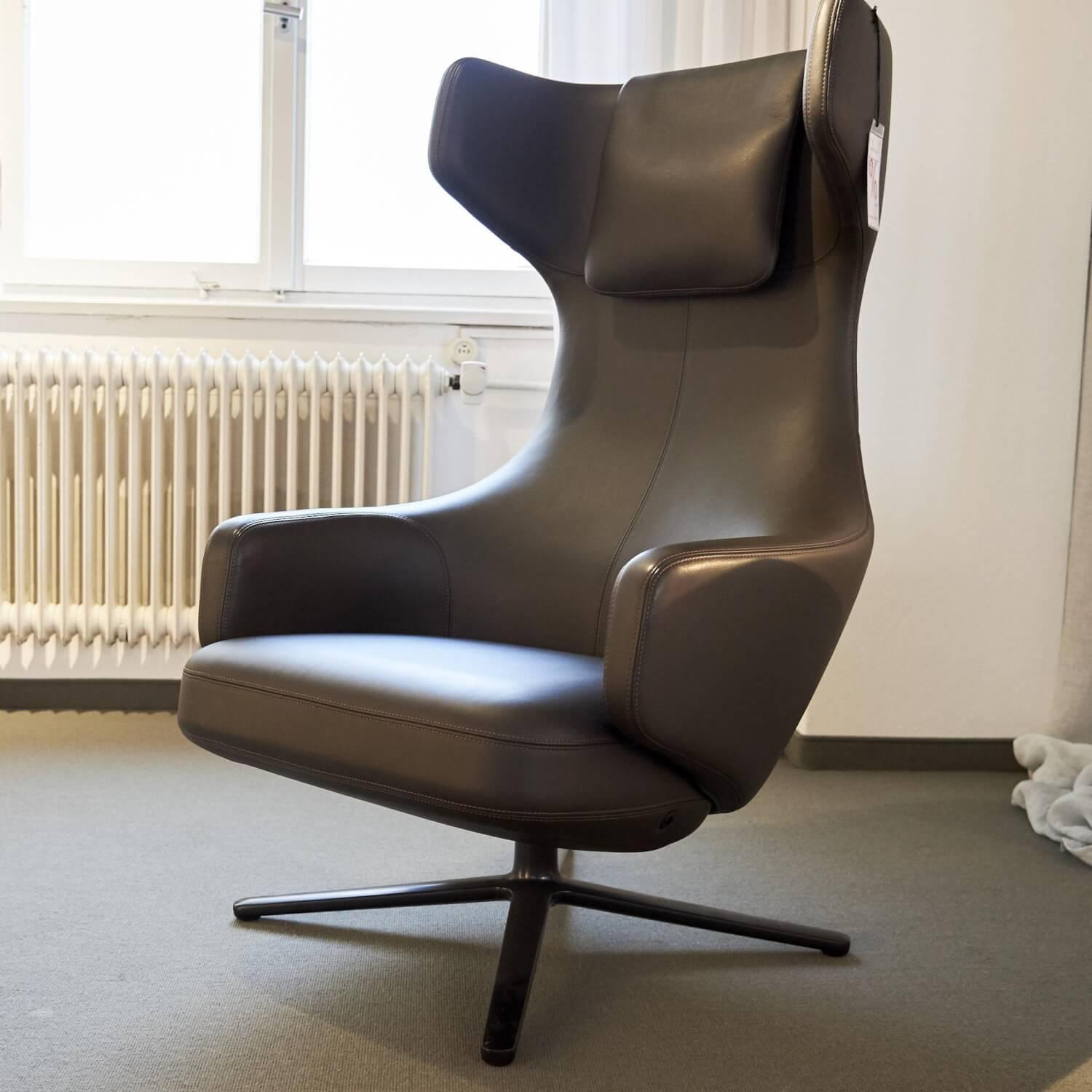 Vitra - Sessel Grand Repos Leder Premium Braun 77 Gestell Basic Dark mit Ottoman - 8