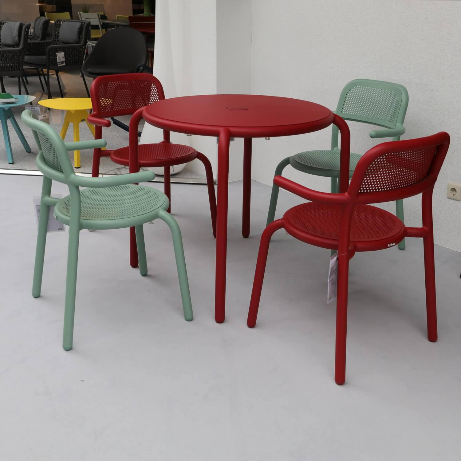 Sitzgruppe Armlehnstuhl Aluminum pulverbeschichtet Mist Green und Industrial Red und Tisch Bistro Aluminum pulverbeschichtet Industrial Red