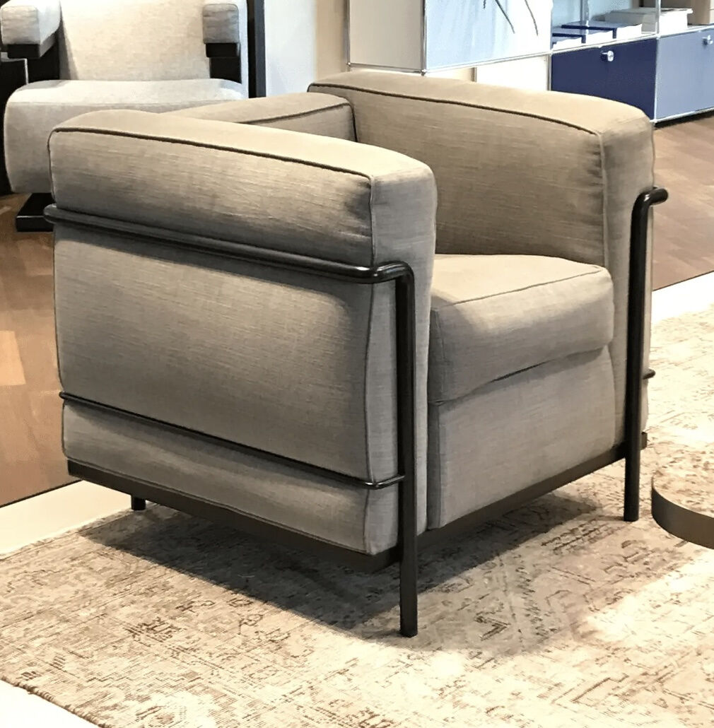 6339219fb99c2c6f6953e18804bdb9e774cbc81a_Bildschirmfoto_2023_11_03_um_12.38.53 Cassina - Sessel LC2 Stoff Francoforte 13F105 Grigio Grau Gestell Schwarz Pulverbeschichtet - 2
