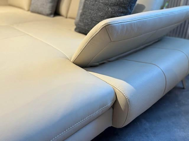 Contur - Ecksofa Collina Leder WP Ecru L50 Beige Metallfüße Gebürstet Inklusive Kopfstütze - 5