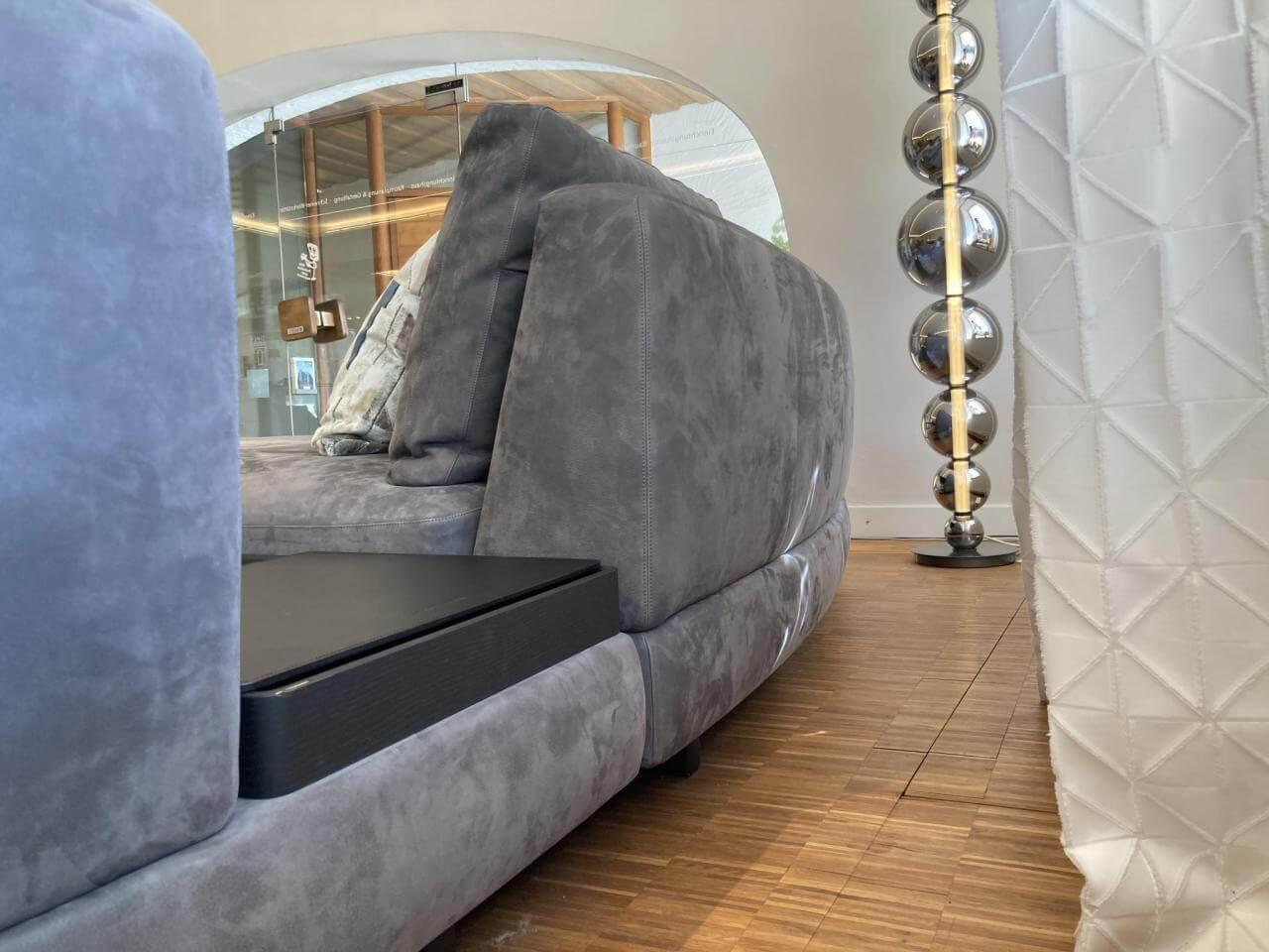 Walter Knoll - Ecksofa Tama Living Leder Velvet Poppy Seed Braun Kufen Eiche Geflammt Inklusive Anstelltisch Und Kissen - 3