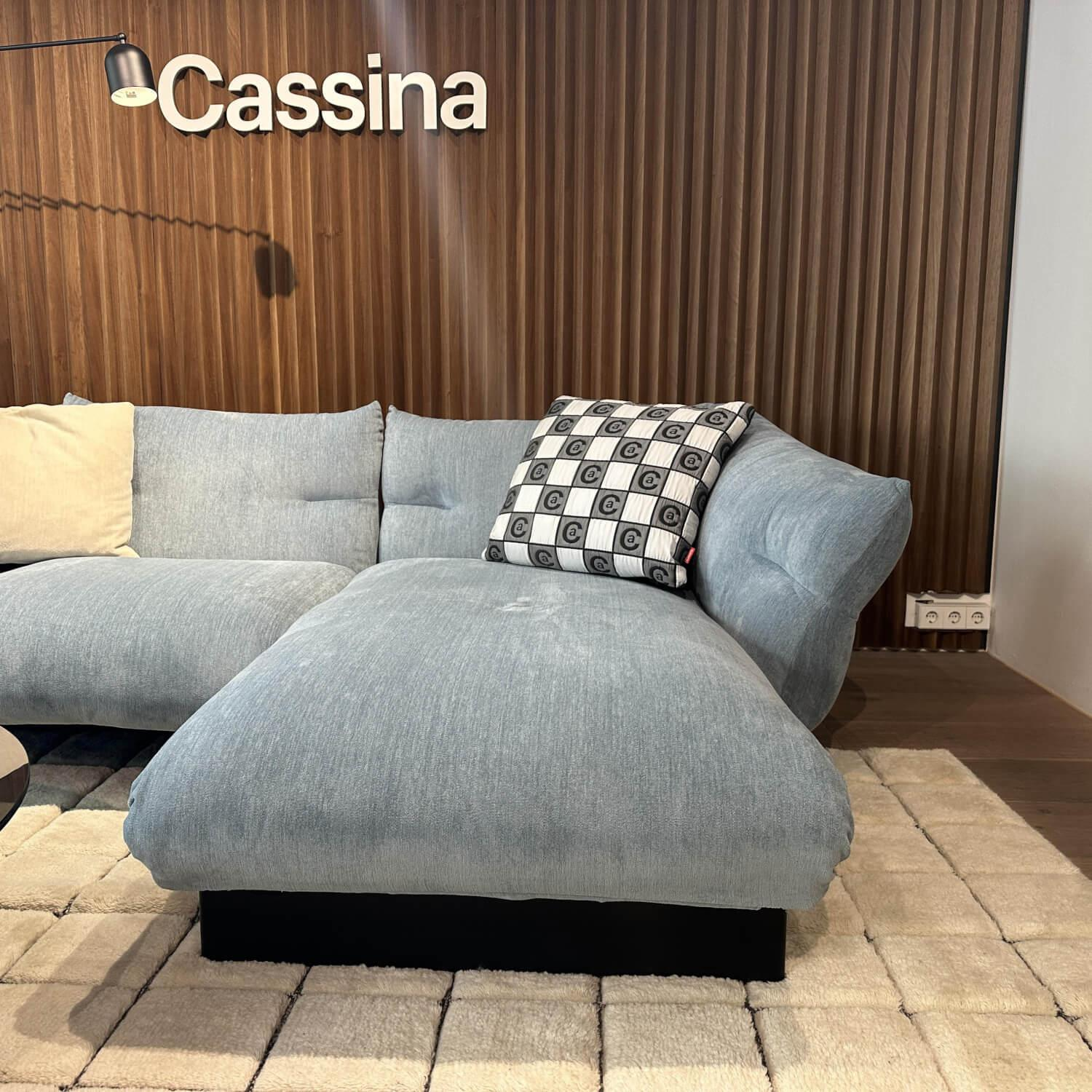 Cassina - Ecksofa Moncloud 865 Stoff Fox Cielo 316 Blau Füße Metall Schwarz Mit Kissen - 3