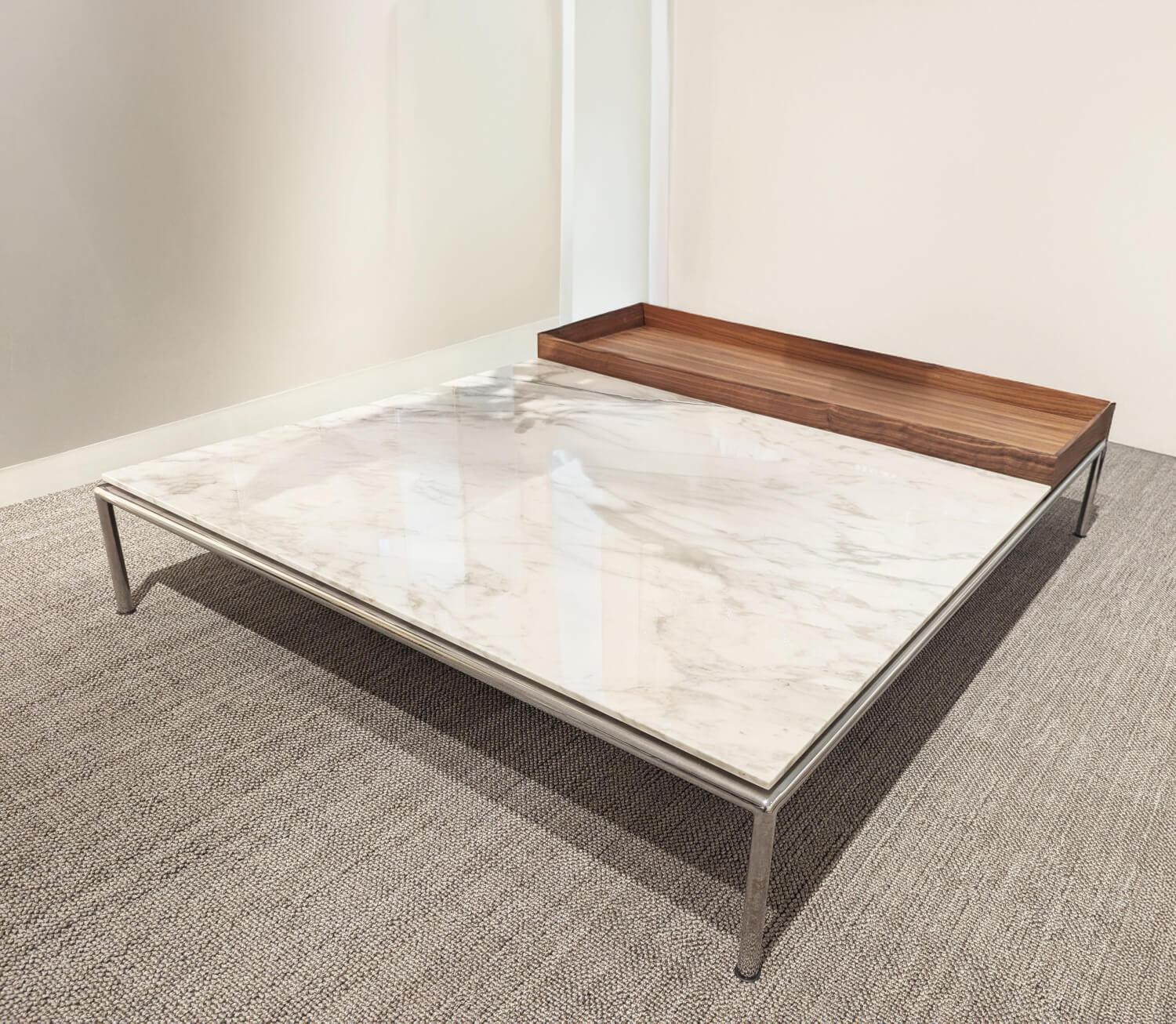 Cassina - Couchtisch Mex Hi Tischplatte Marmor Calacatta Oro Lucido Weiß Beige Gestell Metall Verchromt Tablett Amerikanischer Nussbaum Massiv - 2