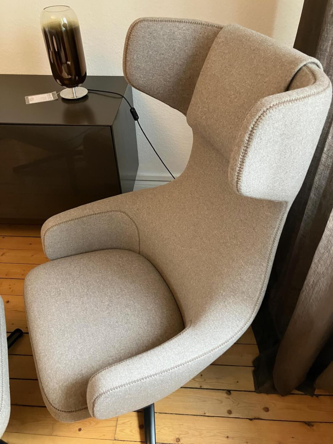 Vitra - Sessel Grand Repos Stoff Cosy 2 Fossil Grau Mit Kontrastnaht Gestell Aluminium Druckguss Basic Dark Schwarz Pulverbeschichtet Mit Ottoman - 4