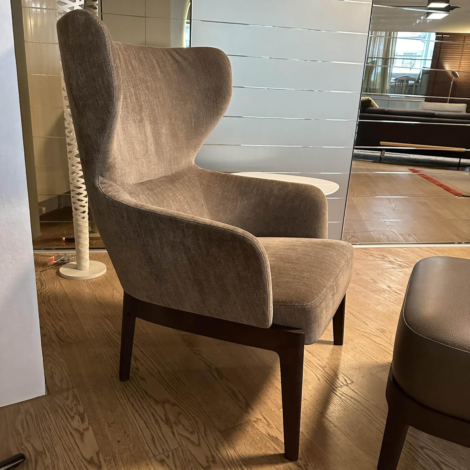 Molteni & C - Sessel Chelsea CP0 1 Stoff Kubrick K 1930 Grau Gestell Eukalyptus Mit Hocker Leder Luxor L1364 - 5