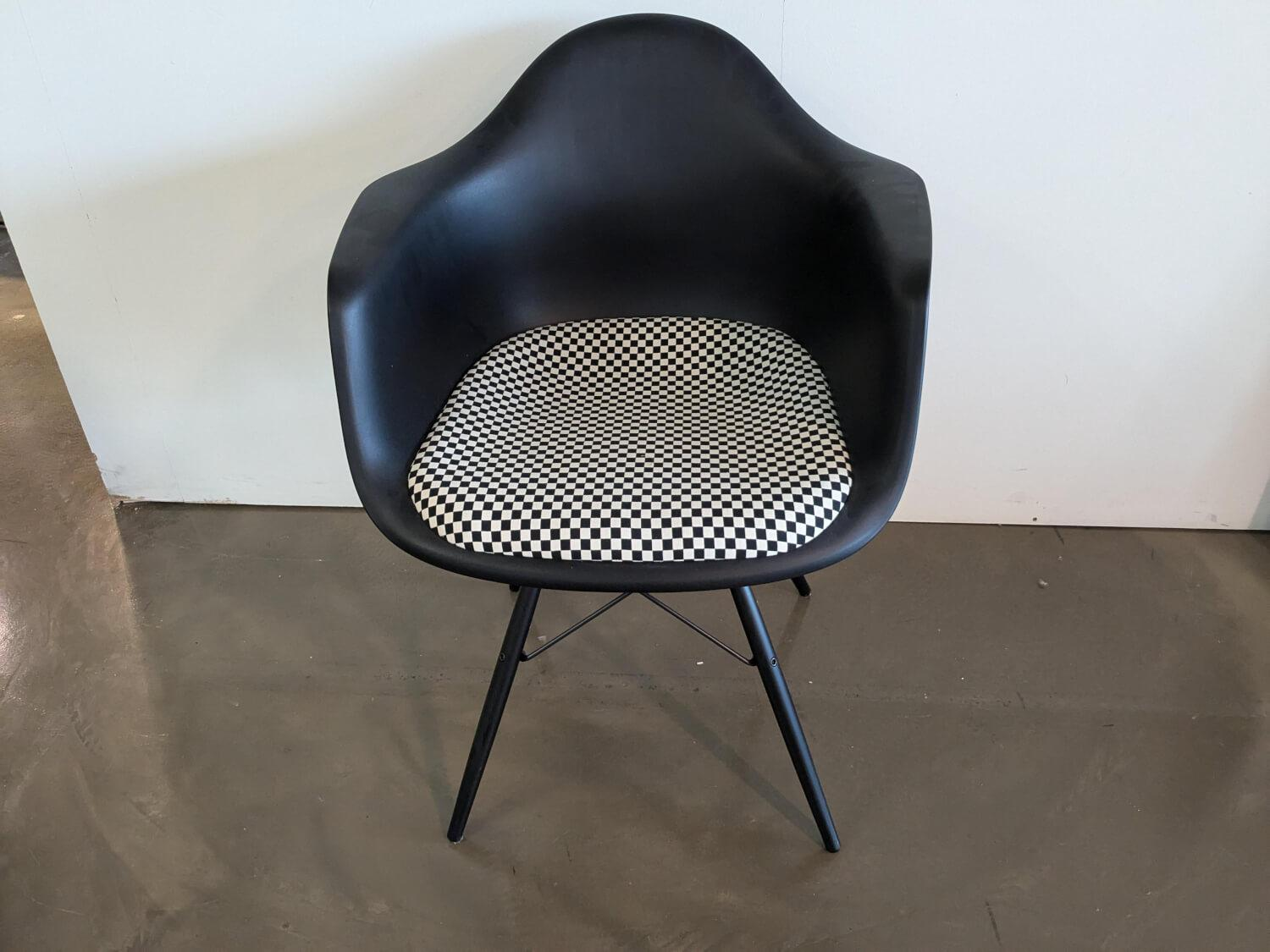 Vitra - Eames Plastic Armchair DAW Sitzfläche Stoff Checker 01 Schwarz Weiß Schale Kunststoff Gestell Massivholz Ahorn Schwarz Lackiert - 2