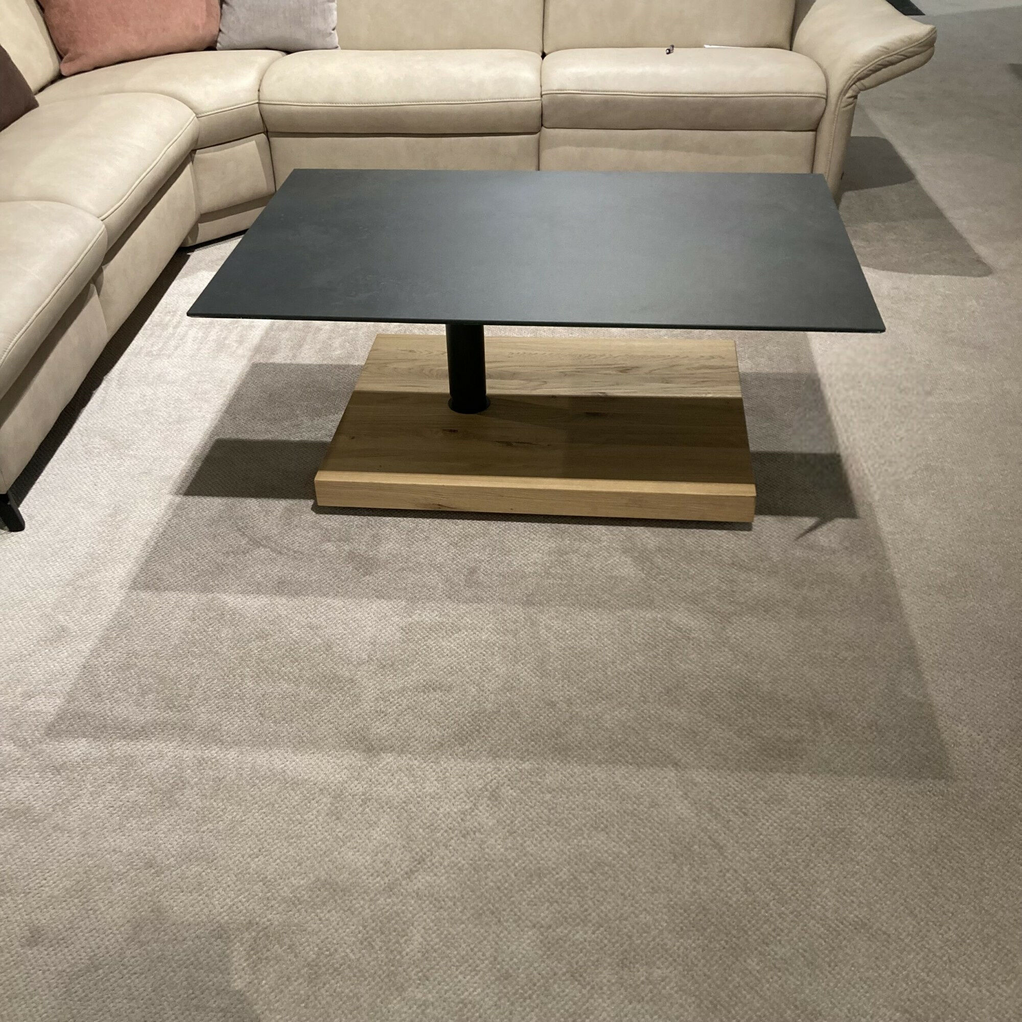 Ronald Schmitt Design - Couchtisch Wing Tischplatte Keramik Ossido Nero Schwarz Bodenplatte Wildeiche Natur Massiv Höhenverstellbar Mit Rollfunktion - 2