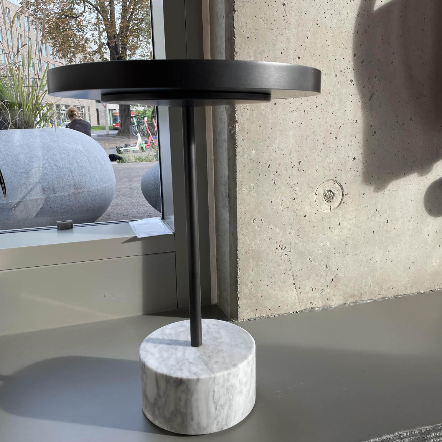 Cassina - Beistelltisch 9 Platte Aluminium Und Glas Ziegelrot Gestell Anthrazit Basis Marmor Carrara Weiß - 2