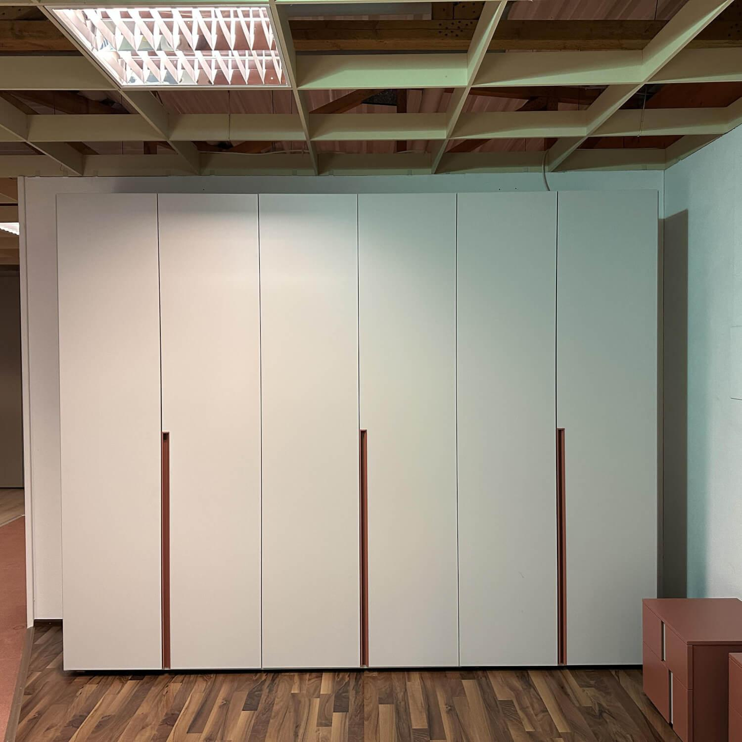 Tomasella - Drehtürenschrank Contur Loretto Tür Lack Doris OC 173 Ghiaccio Grau Weiß Mit Nachtkästchen Athena Lack Rubino Rot Braun - 8