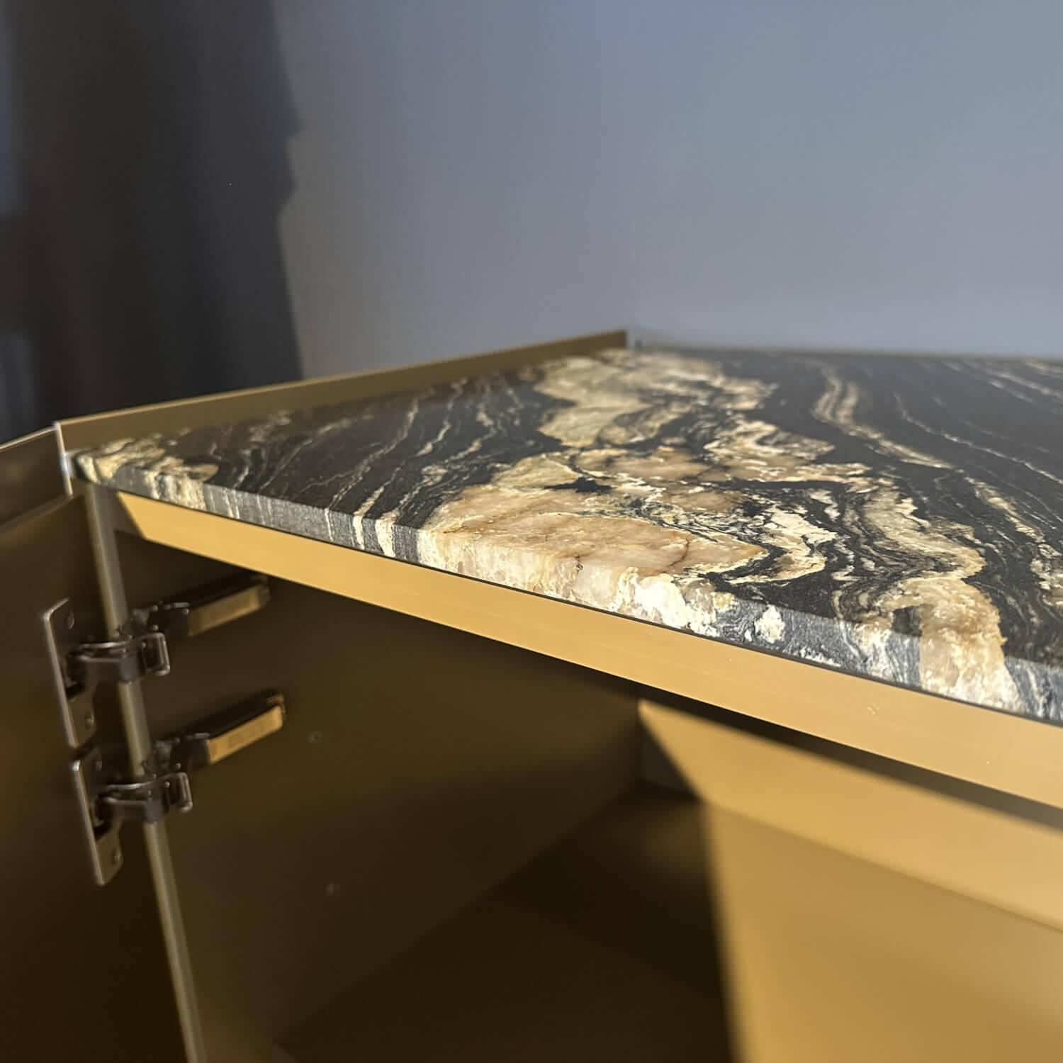 Interlübke - Sideboard Jorel T 39 Mattlack Optiwhite Kardamom Gelb Gold Abdeckplatte Stein Quarz Tropical Storm Schwarz Gold - 5