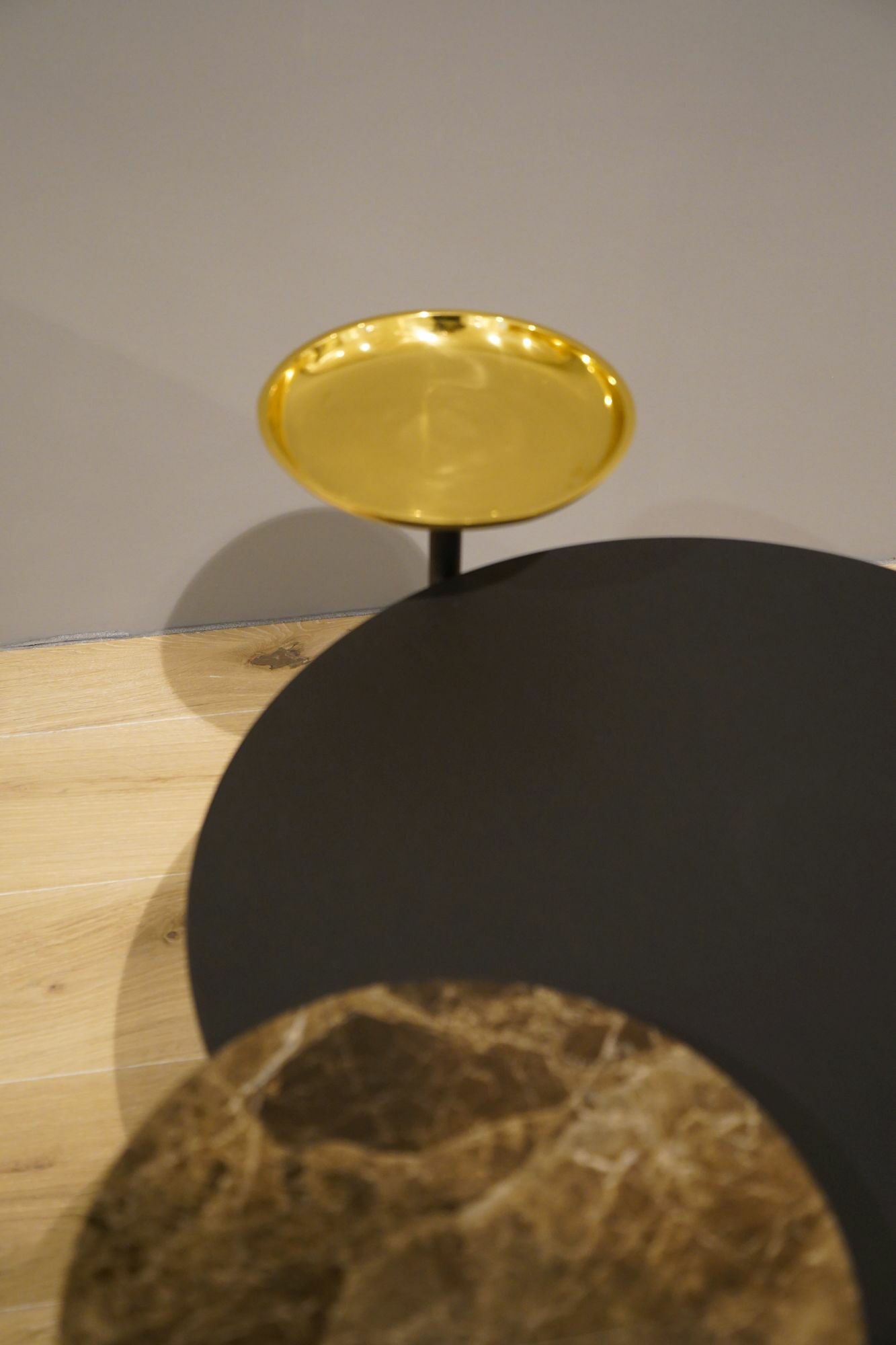Fredericia - Beistelltisch Disc Platten In Holzwerkstoff Laminat Schwarz Dunkler Marmor Braun Und Messing Gold Gestell Stahl Schwarz - 6