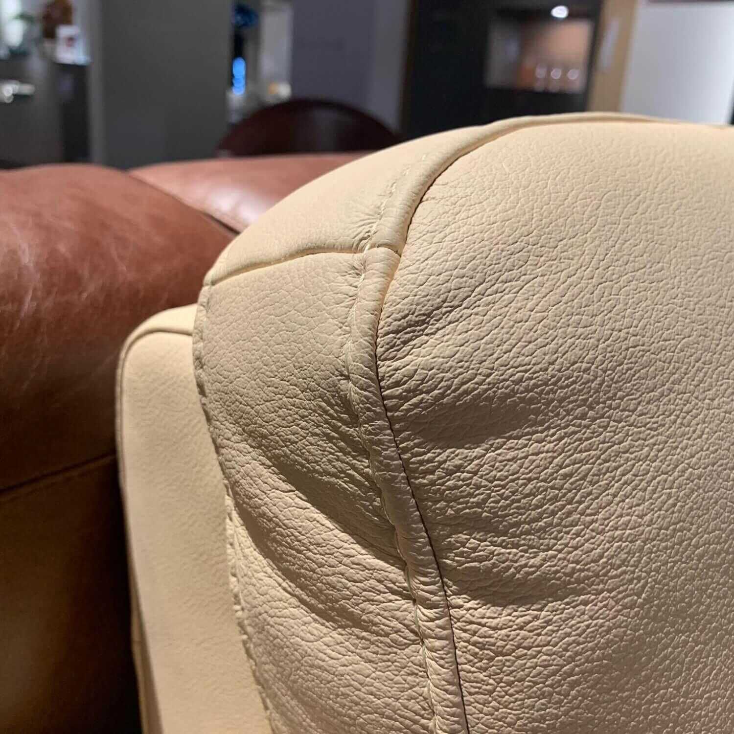 Sofa Feels Leder Pund Rose-White mit Hocker und elektrischer Sitztiefenverstellung
