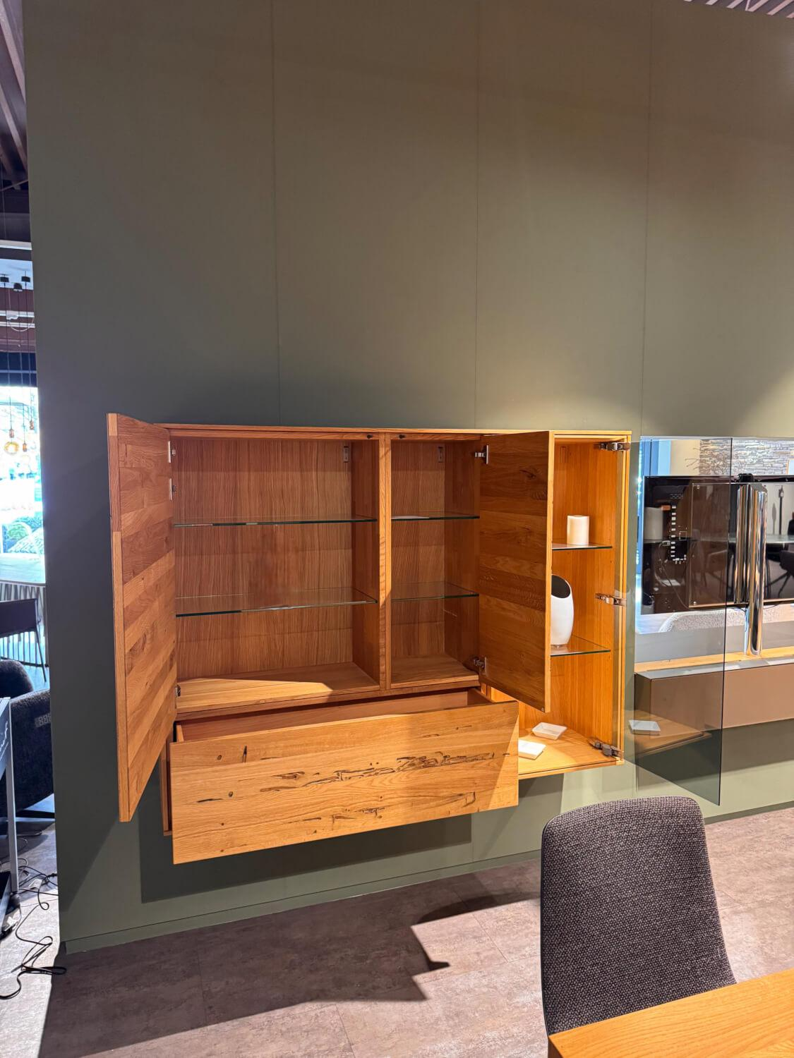 Team 7 - Hängeschrank Eiche Natur Front Venedig Eiche Natur Und Rauchglas Mit Beleuchtung - 2