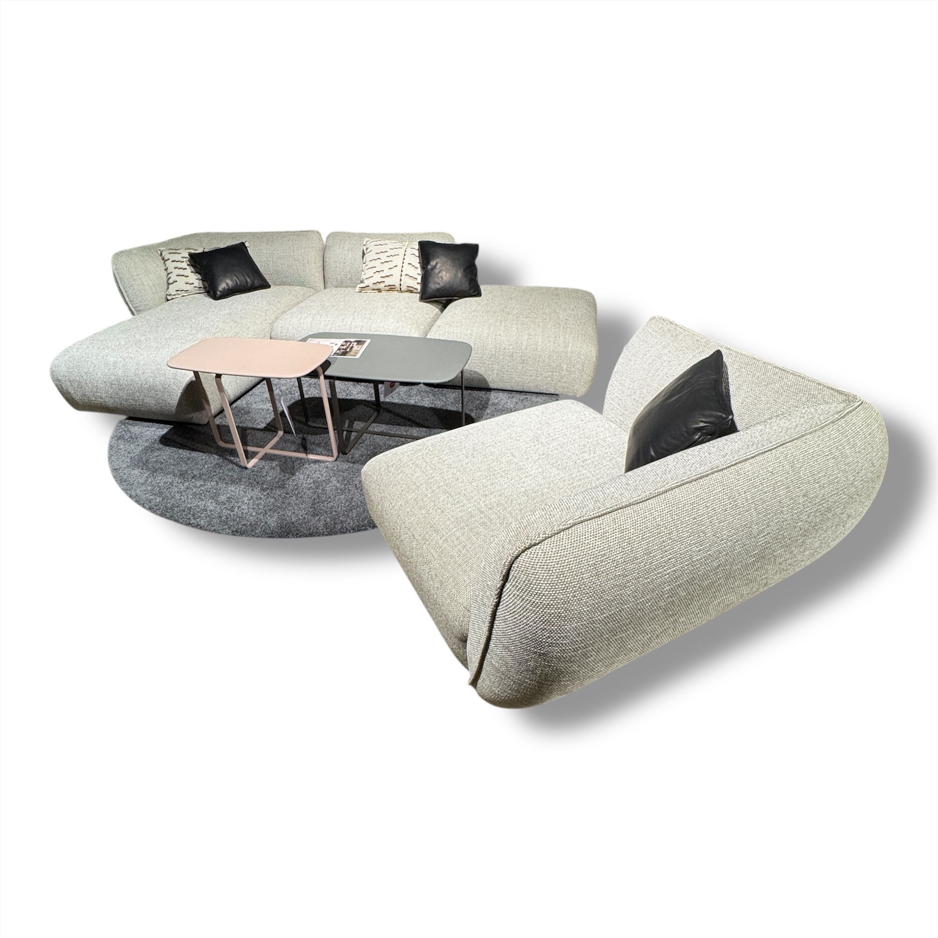 Freifrau - Sofa Mia Stoff Sahco Safire 0004 Hellgrau mit 5 Kissen - 1