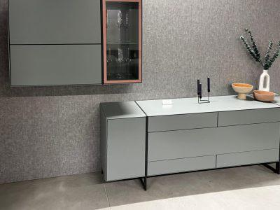 Hülsta - Sideboard Fonis green lacquer pink metal frame structured lacquer anthracite - 1