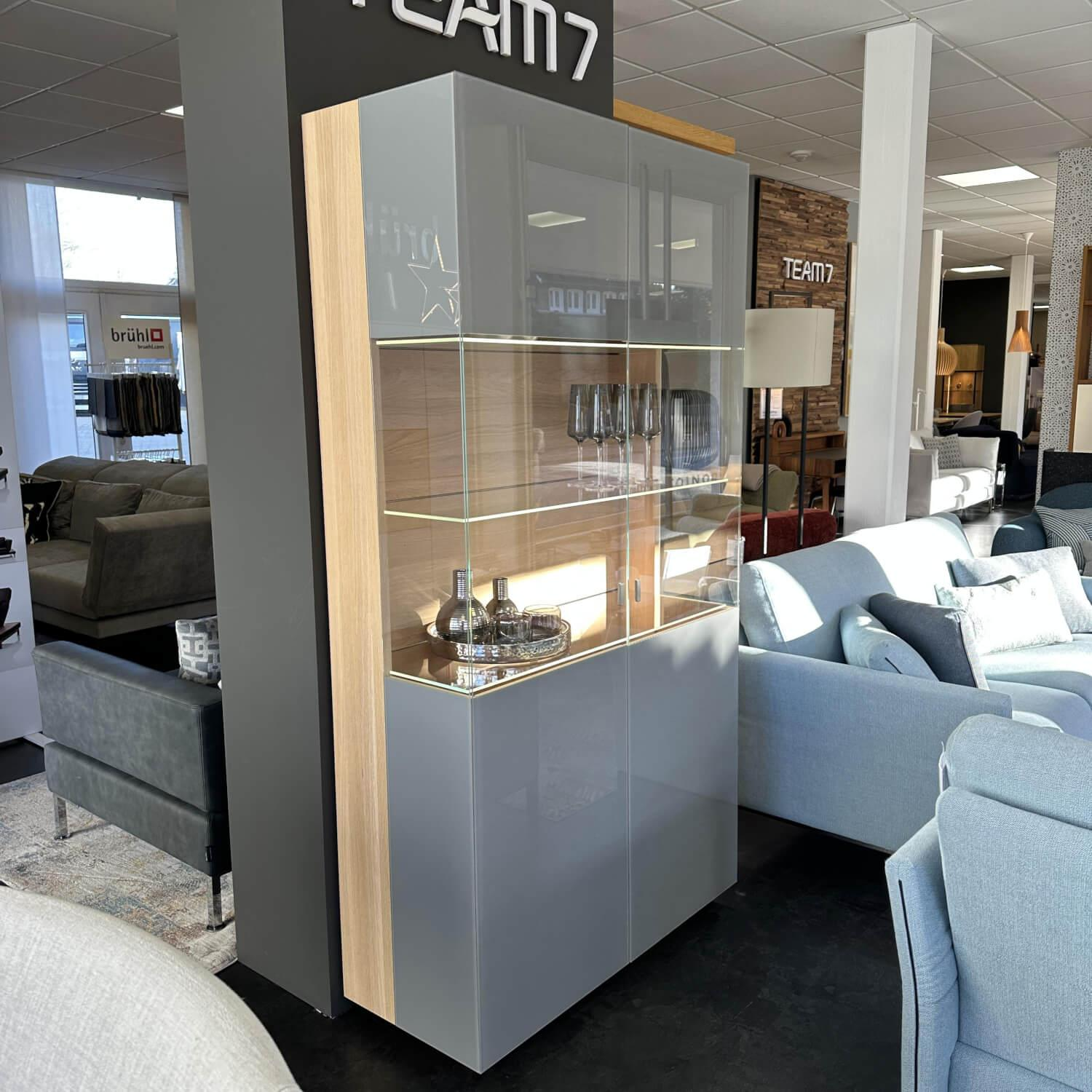 Team 7 - Vitrine Cubus 10 Farbglas Mittelgrau Eiche Weißöl Klappgriffe Edelstahl Mit LED Beleuchtung - 8