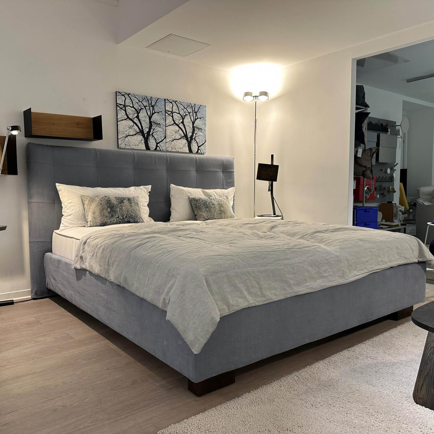 Schramm - Boxspringbett Gala Rahmen 28M 3B Stoff Nils 440 Sky Grau Blau Kopfteil Quadro  Füße Eiche Wenge Inklusive 2 Matratzen Divina in H2 und H4  - 6