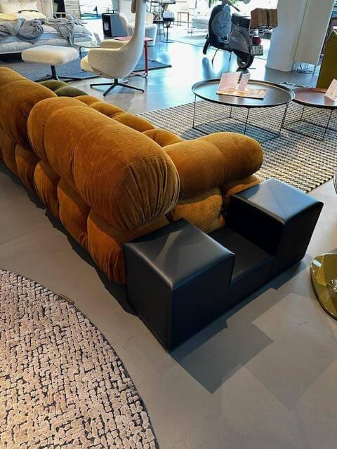 B&B Italia - Sofa Camaleonda Stoff Enia Curry Orange Füße Massivholz Inklusive Hocker Stoff Enia Olivgrün Grün Und Beistelltisch Turm - 2