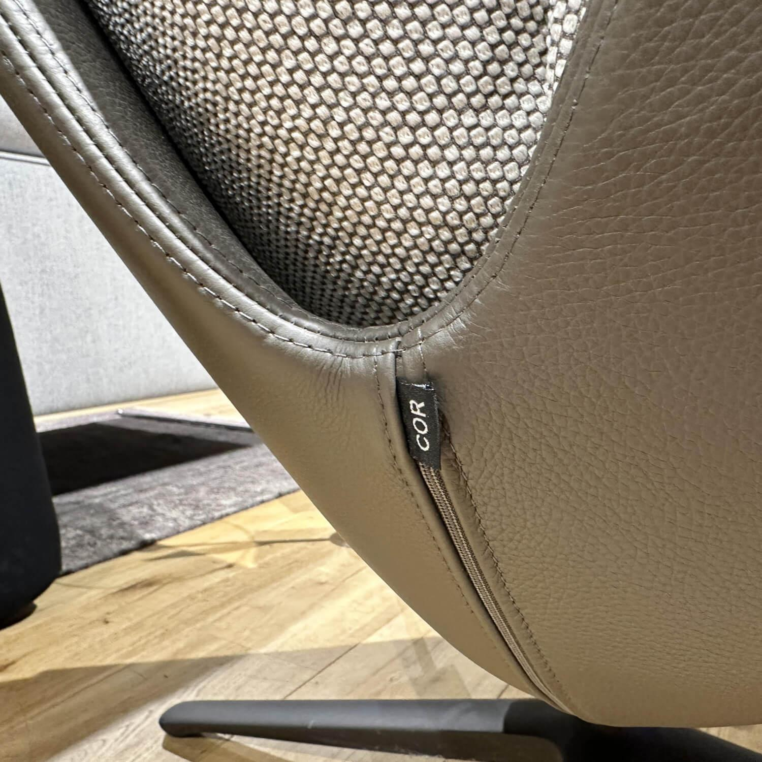 COR - Relaxsessel Cordia Lounge Korpus Leder Trüffel Braun Sitz Stoff Ecru Taupe Grau Gestell Lack F01 Schwarzbraun Mit Hocker - 2