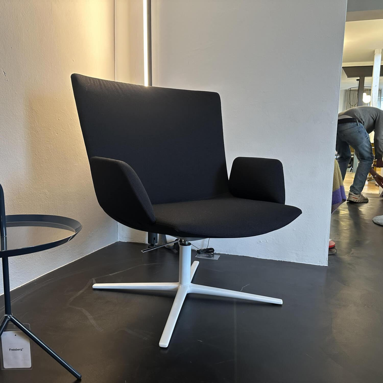 Desalto - Armlehnsessel Calum Comfort Stoff Kvadrat Messenger T98 Nero Schwarz Gestell Metall B62 Weiß Matt - 2