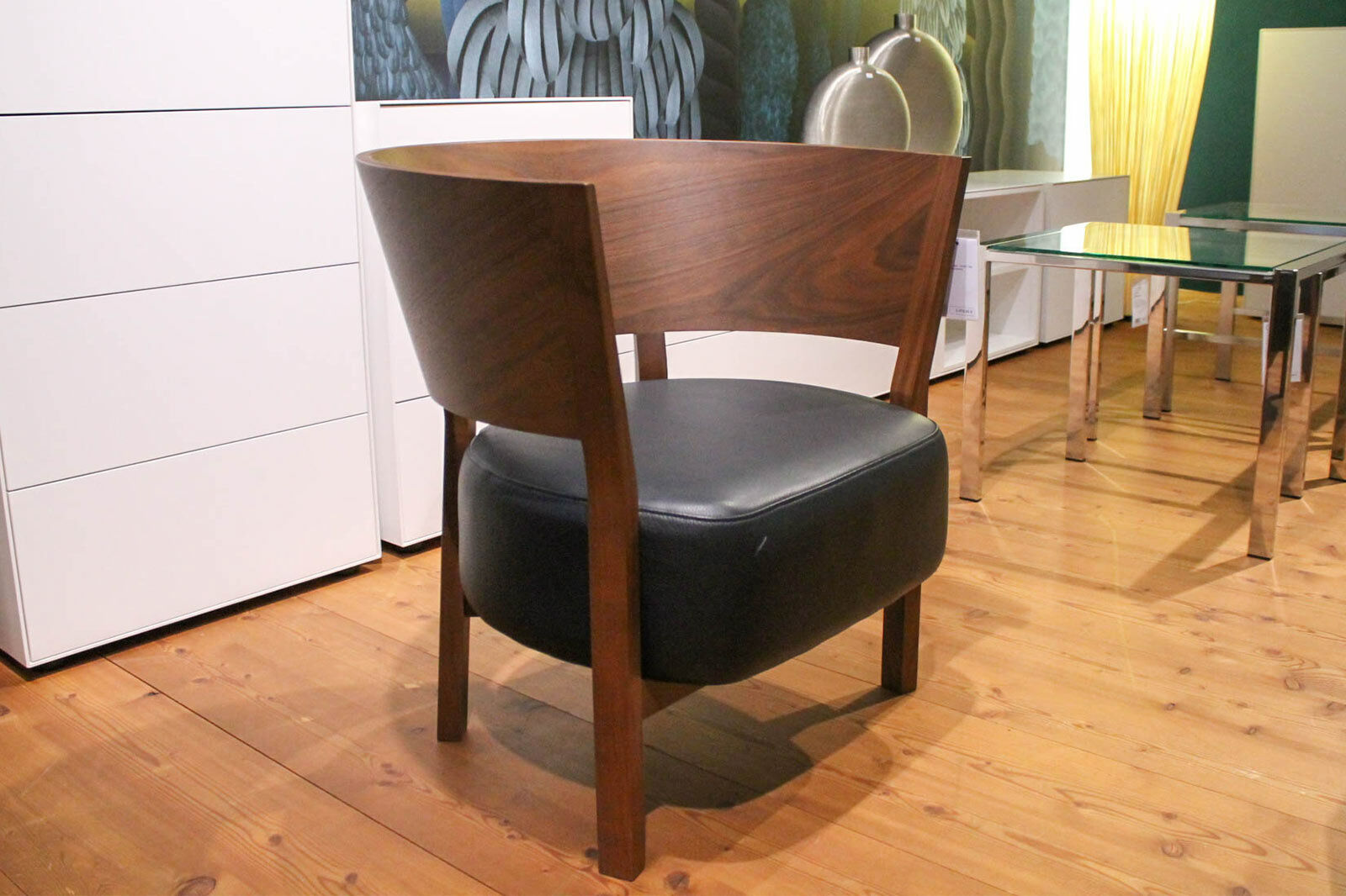 Conde House - Sessel Tosai Leder L3 Schwarz Gestell Nussbaum - 5