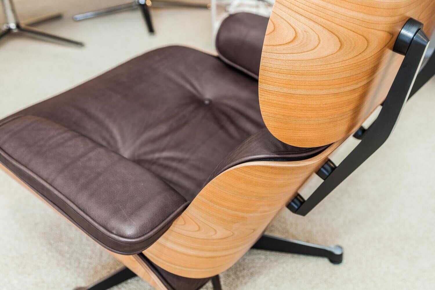 Sessel Eames Lounge Chair mit Ottoman in Leder Braun Kirschbaum Ausstellungsstück