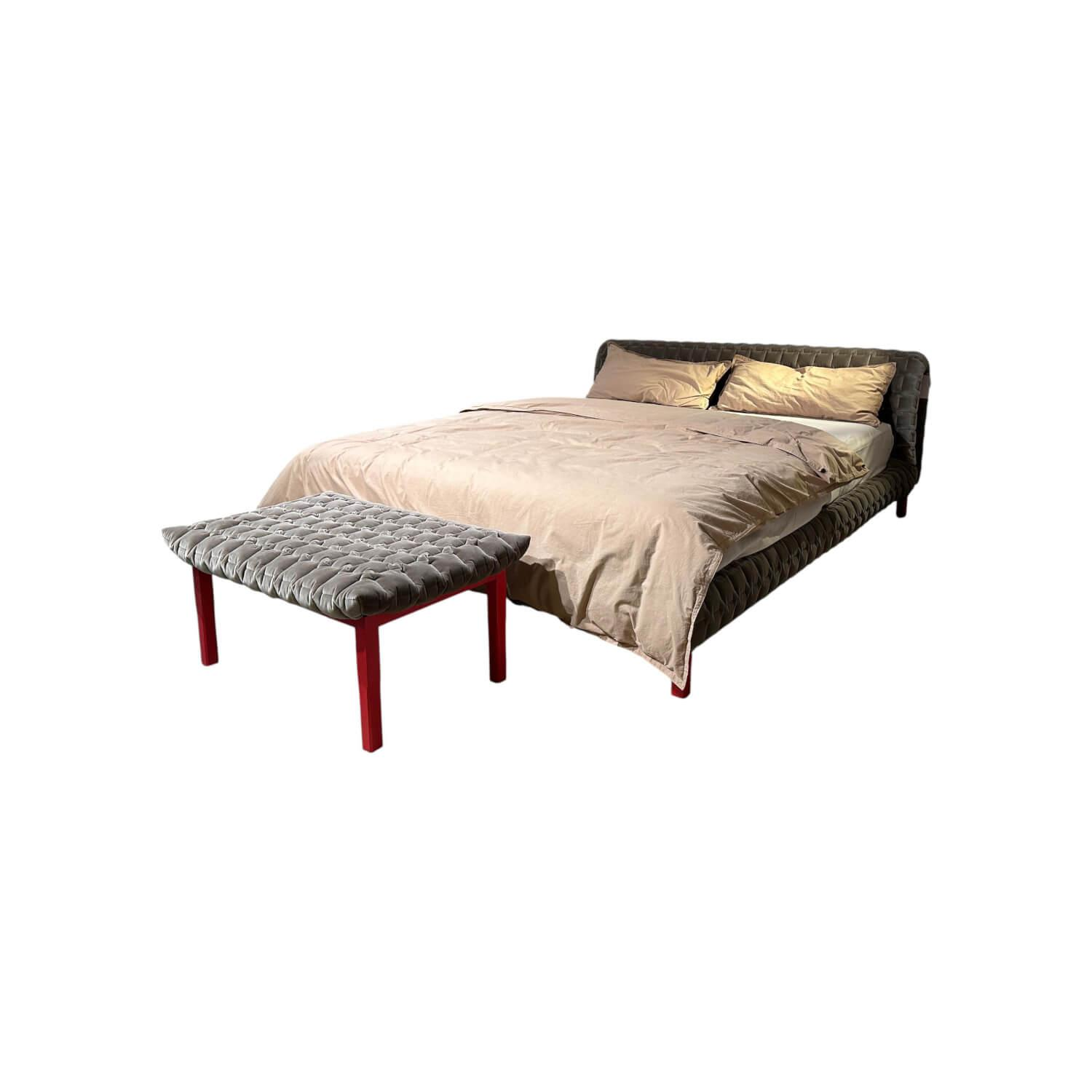 Ligne Roset - Bett Ruché Stoff Harald 3 Chamois 242 Grau Gestell Buche Massiv Rot Ohne Matratze Ohne Lattenrost Inklusive Hocker - 1