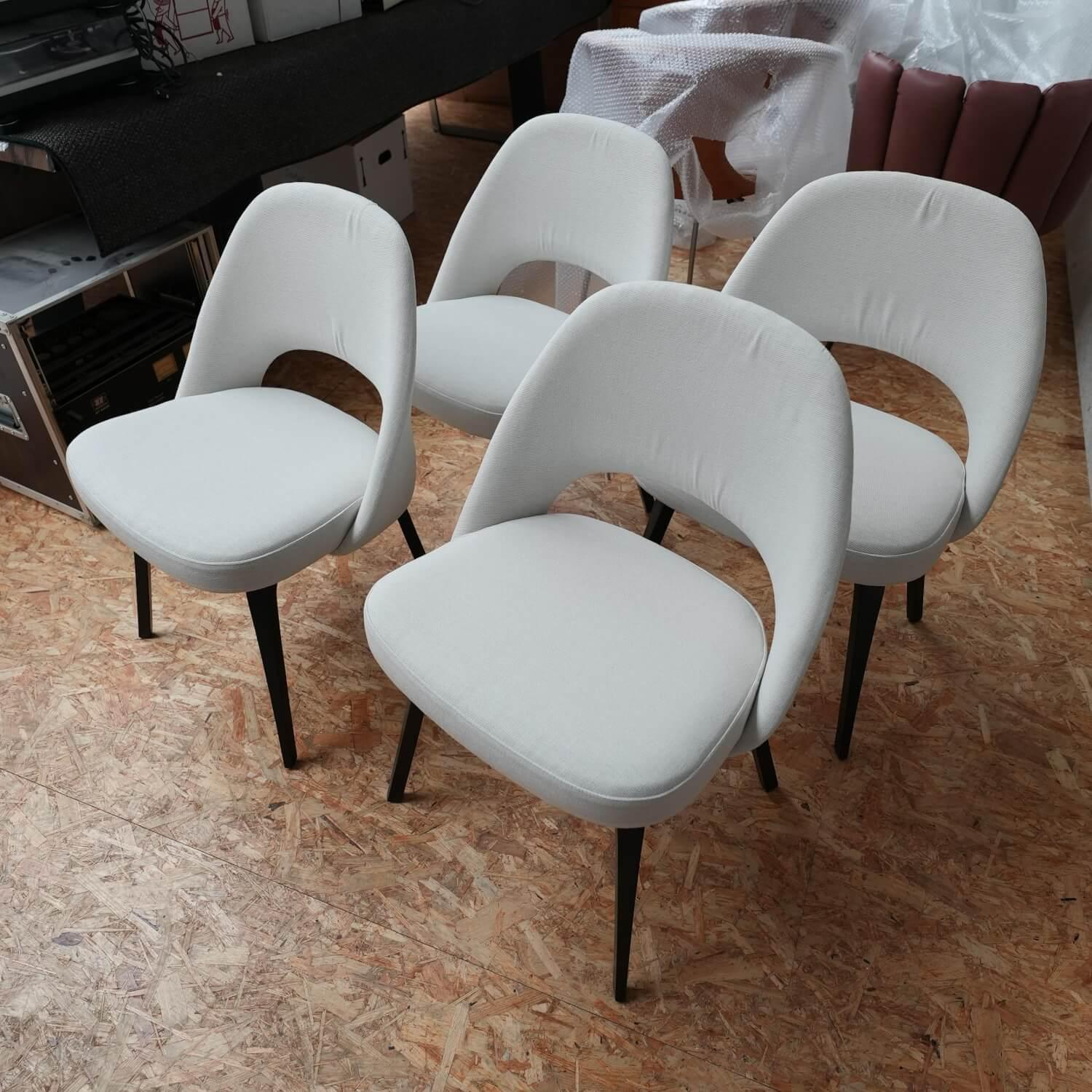 Knoll International - 6er-Set Stuhl Saarinen Kollektion Relax Bezug Stoff Dream 201DR Ivory Creme Stuhlbeine Eiche Ebenholz Gebeizt - 6