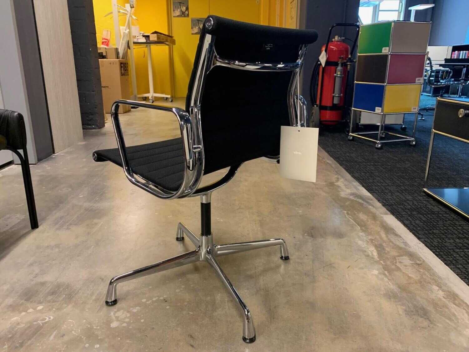 Vitra - 2er-Set Aluminium Chair EA 108 Stoff Hopsak Nero 66 Aluminium Verchromt - 4