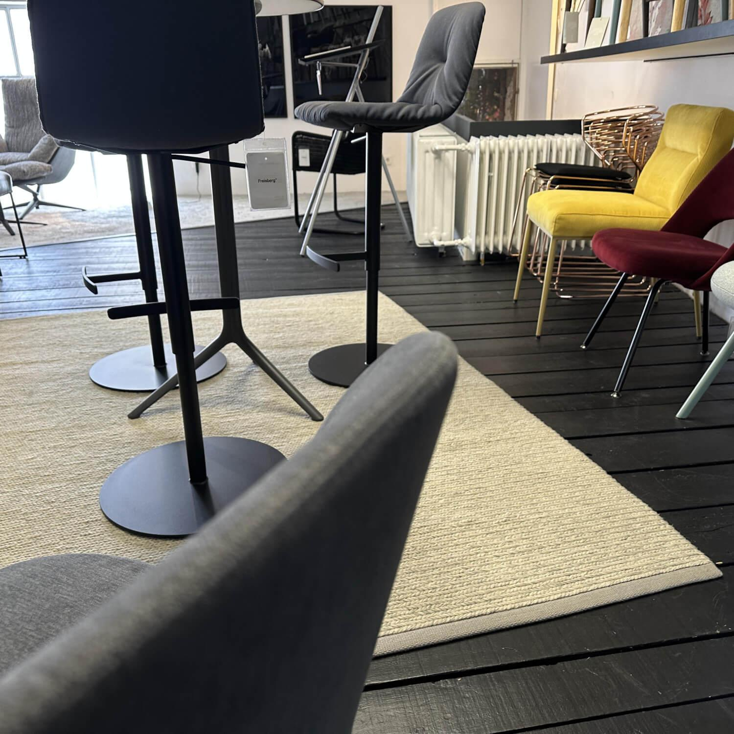 Muuto - Stuhl Oslo Side Chair Stoff Kvadrat Still Grau Gestell Metall Schwarz - 2