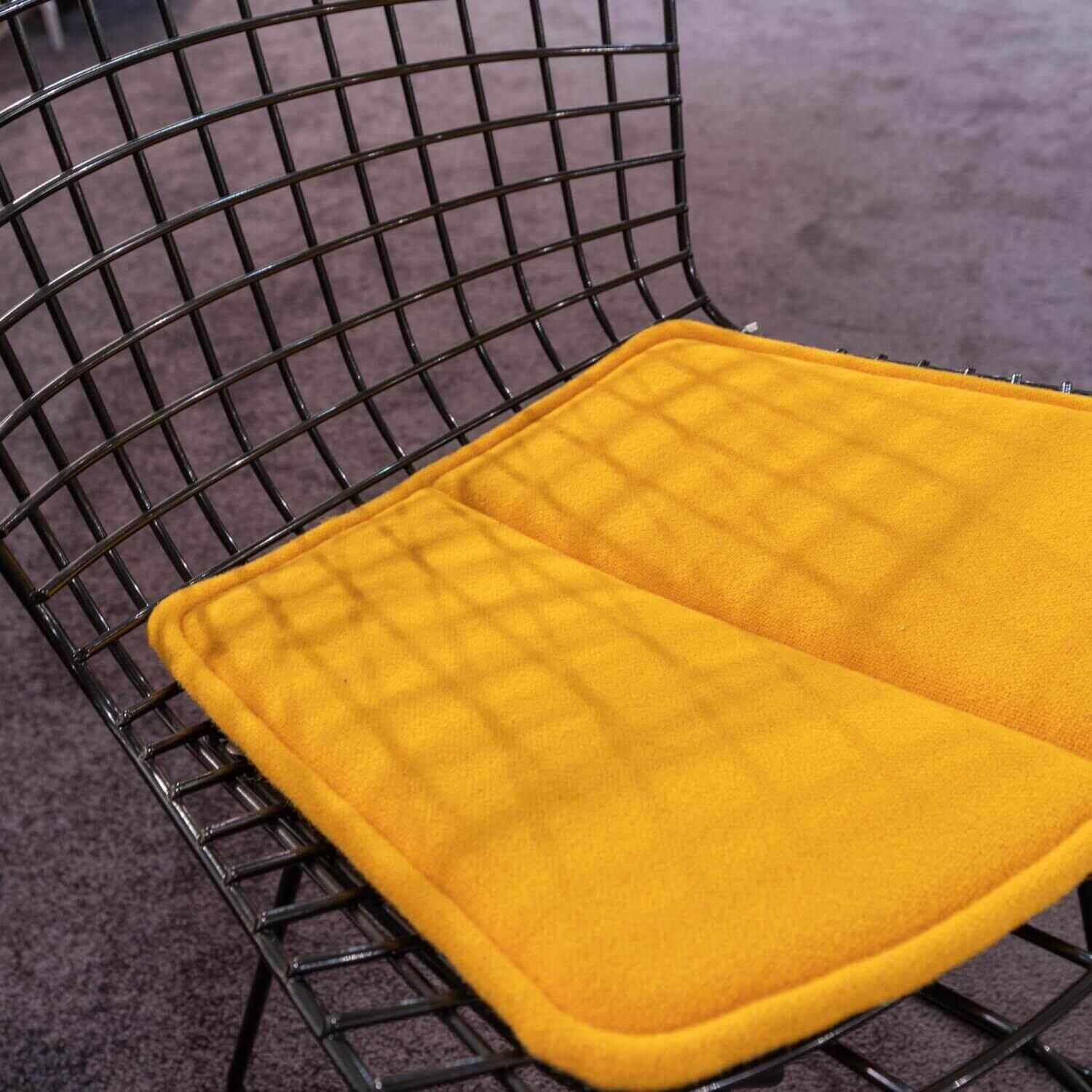 Stuhl Bertoia Rilsan schwarz mit Sitzkissen Tonus 424 gelb