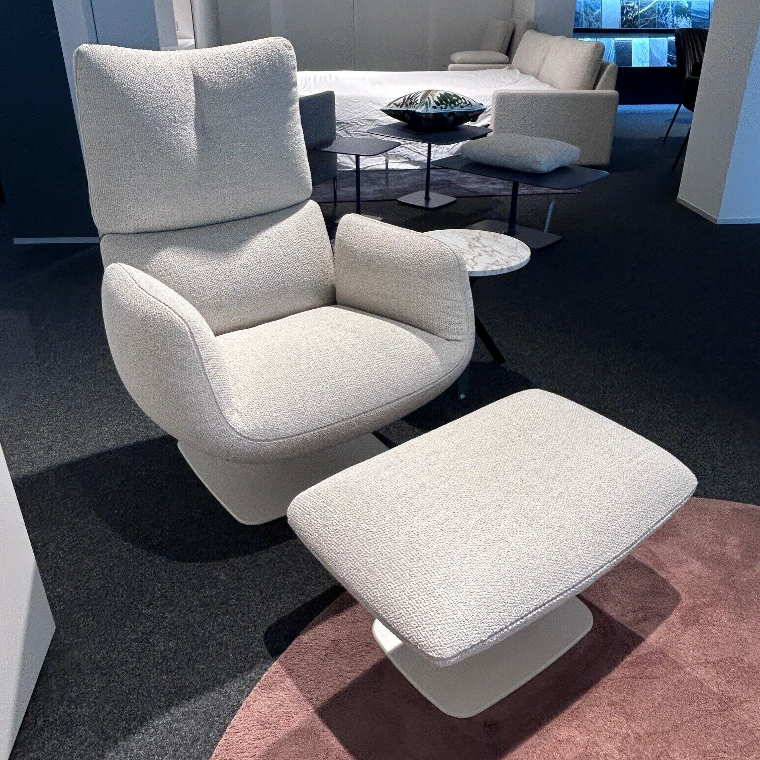 COR - Drehsessel Jalis Lounge Stoff 8207 Muschel Grau Füße Cremeweiß mit Hocker und Kippmechanik - 5