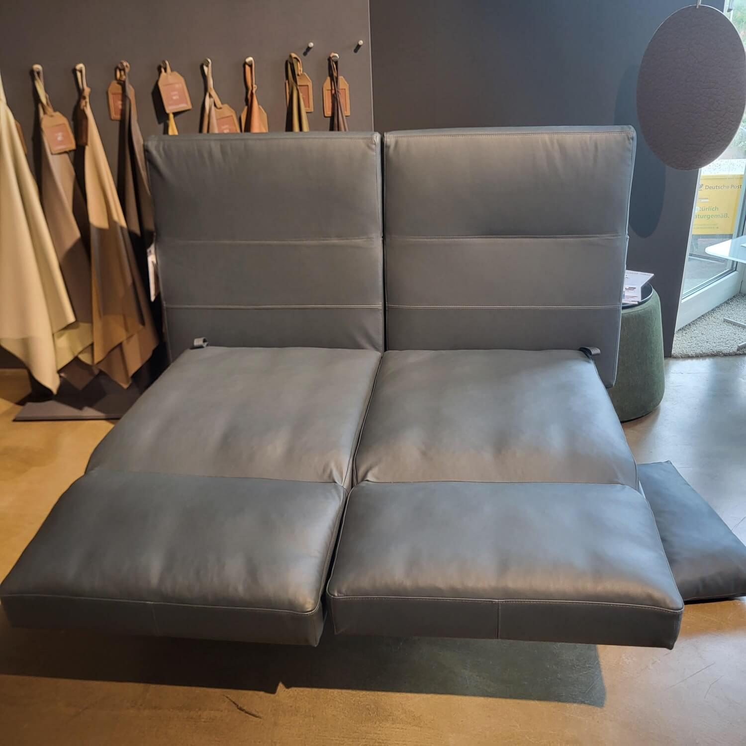 Brühl - Sofa Roro Soft Leder La Plume 65 Blau Gestell Metall Schwarz Pulverbeschichtet Mit Rollen Inklusive 2 Kissen - 2