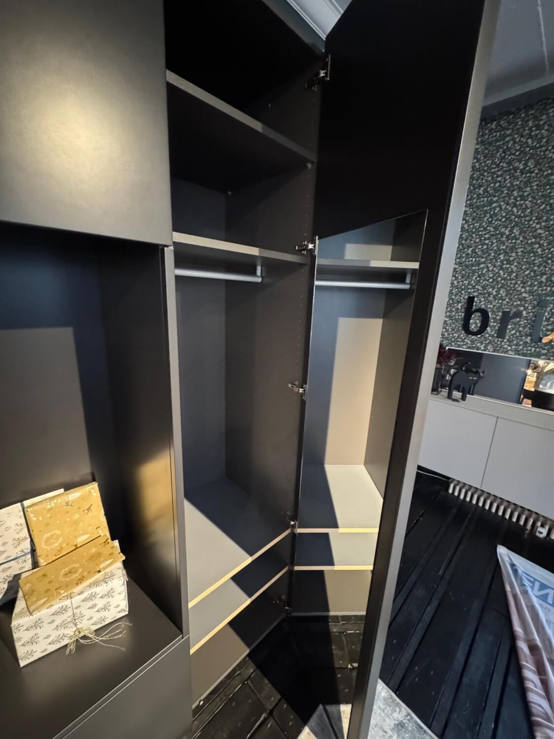 Schönbuch - Schrank Cabin Mattlack Schieferschwarz Schwarz Innen Melamin Dunkelgrau Mit Indirekter Beleuchtung - 8