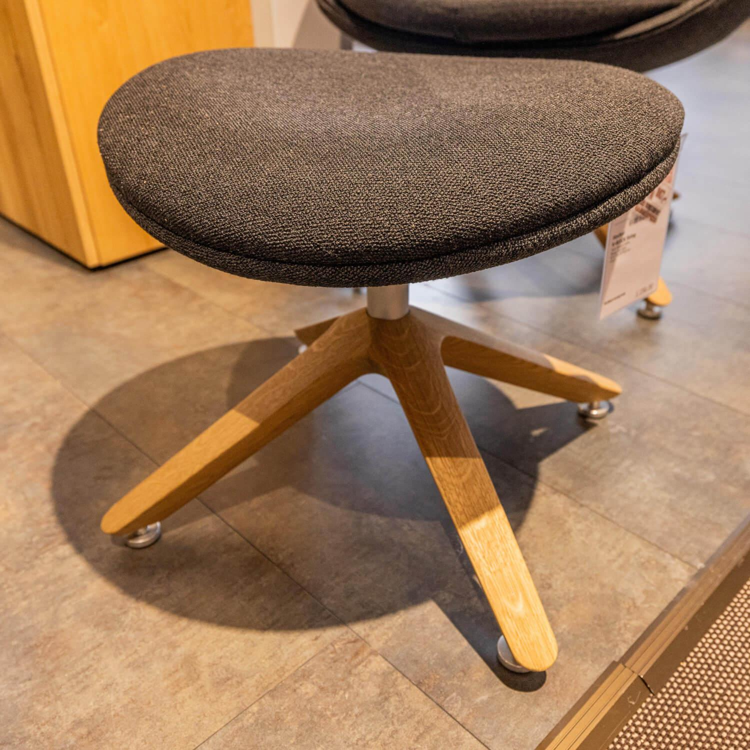 Voglauer - Ohrensessel V-Rock Living Bezug Stoff Curl Black CB Anthrazit Gestell Alteiche Rustiko Gebürstet Inklusive Hocker - 8