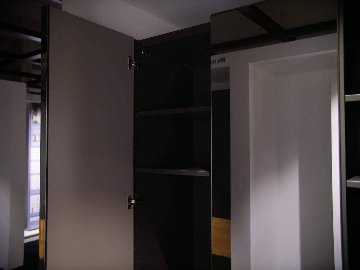 Hülsta - Kleiderschrank Mit Drehtüren Multi Forma II Lack Taupe Griffleiste Chrom Glänzend - 2