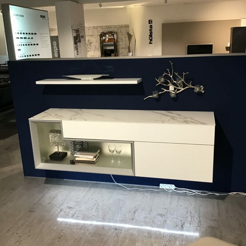 Hülsta - Sideboard Tetrim 981003 Lack Weiß Abdeckplatte Keramik Calacatta Weiß Mit Wandboard Und Beleuchtung - 5