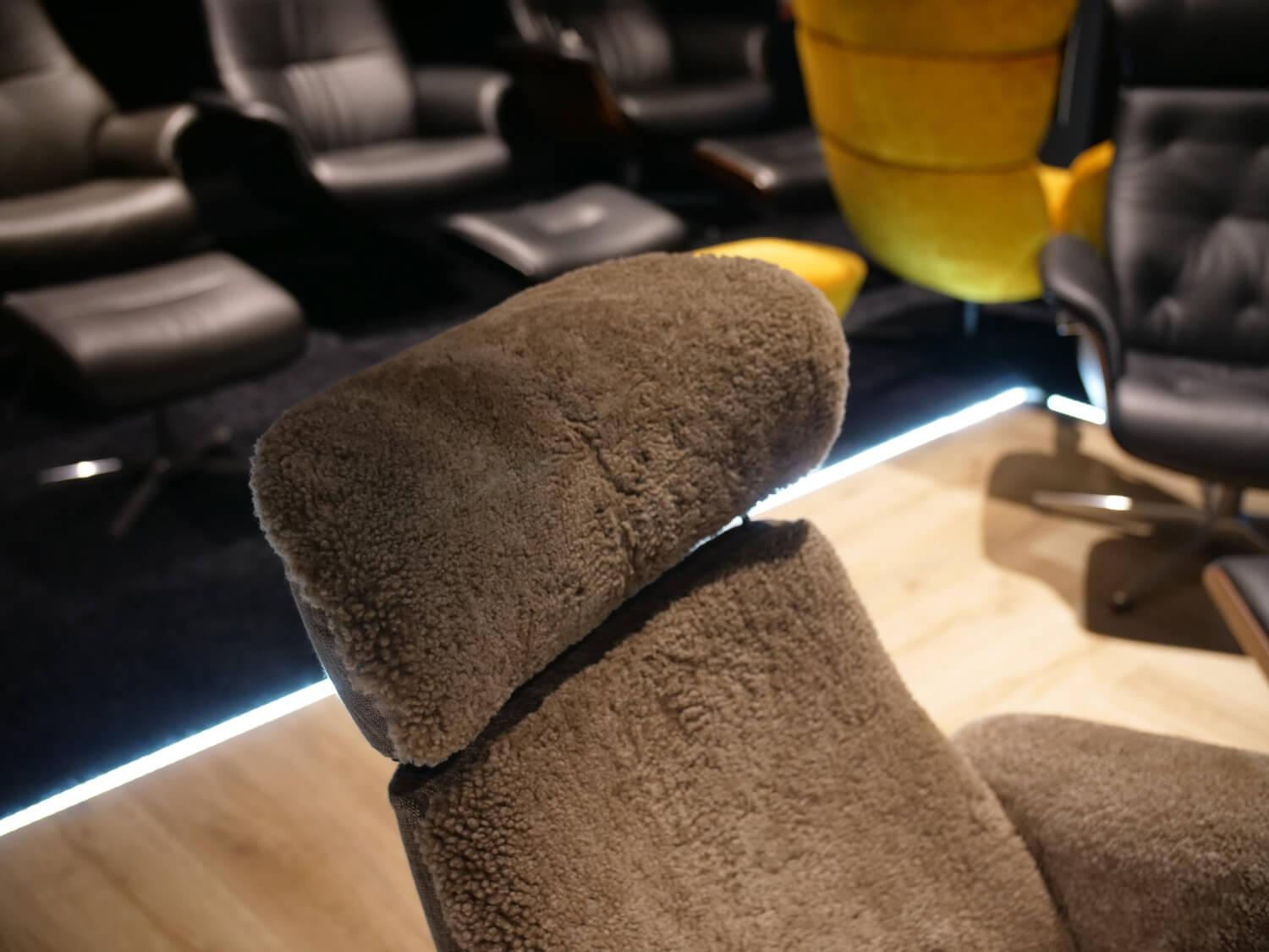 Conform - Drehsessel Mit Hocker Timeout R Schaffell Sahara Braun Stoff Arts Fossil Grau-Braun Sitzschale Eiche Lackiert Rücken Standard Mit  Rücken- Und Kopfverstellfunktion - 7