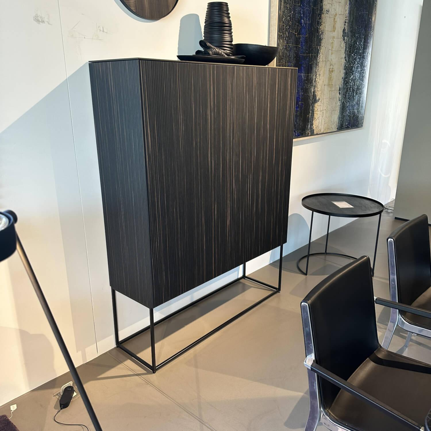 Kettnaker - Highboard Soma Front Relief Maron Braun Korpus Lack Schwarz Abdeckplatte Fenix Schwarz Gestell Schwarz - 3