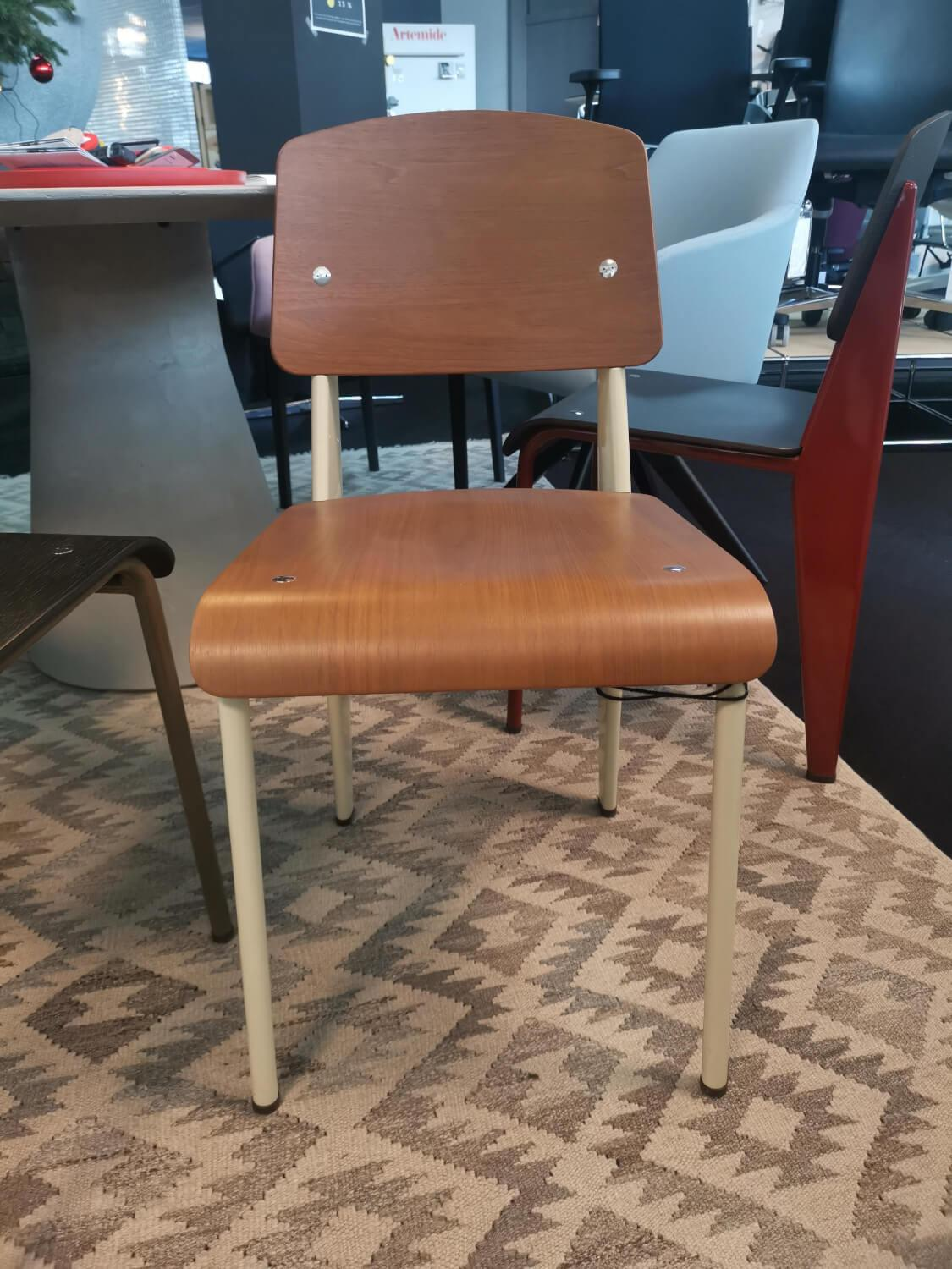 Stuhl Standard Von Jean Prouvé Nussbaum Stahl Pulverbeschichtet Farbe Prouvé Blanc Colombe