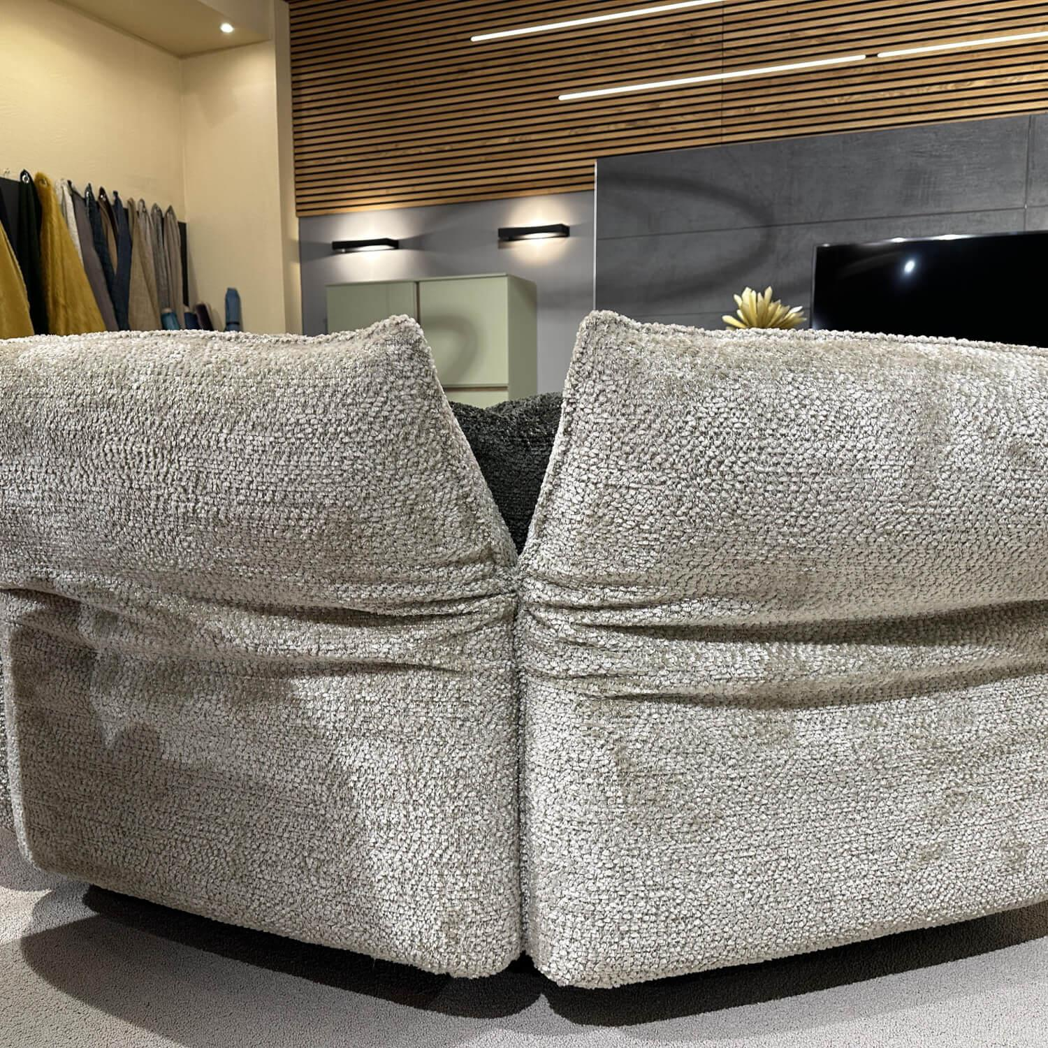 Contur - Wohnlandschaft CO Motone Stoff Lyon 07 Papyrus Beige Grau Fuß Verdeckter Gleiter Inklusive Kissen - 2